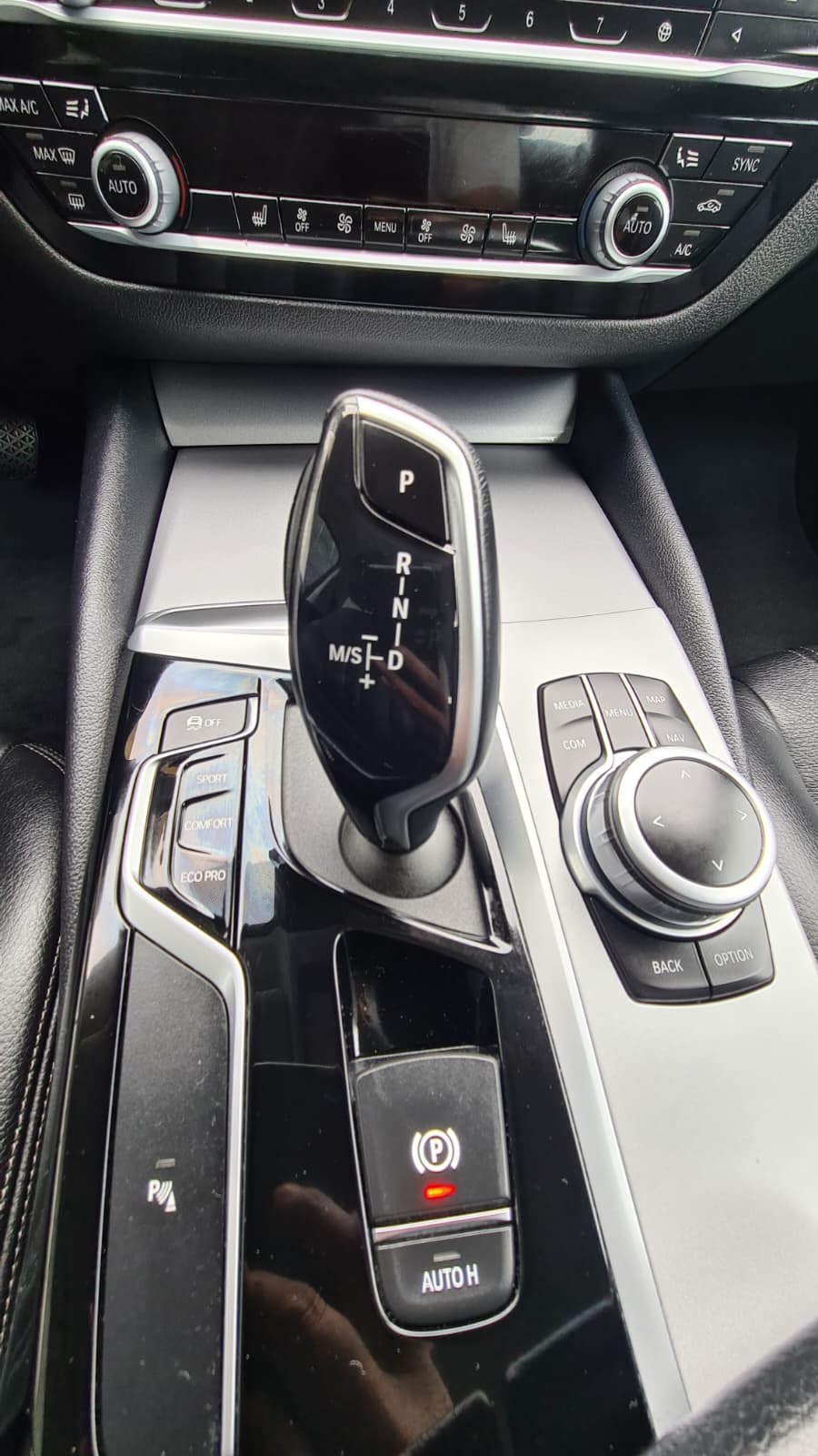 BMW 520d xDrive Touring Steptronic ** Voll-Leder ** Gr-Navi ** RF-Kamera ** PDC V+H ** Sitzheizung ** Frisch Ab MFK & Service **-image-11