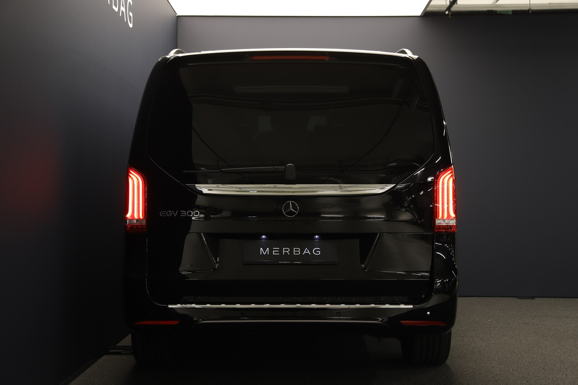 MERCEDES-BENZ EQV 300 lang-image-4