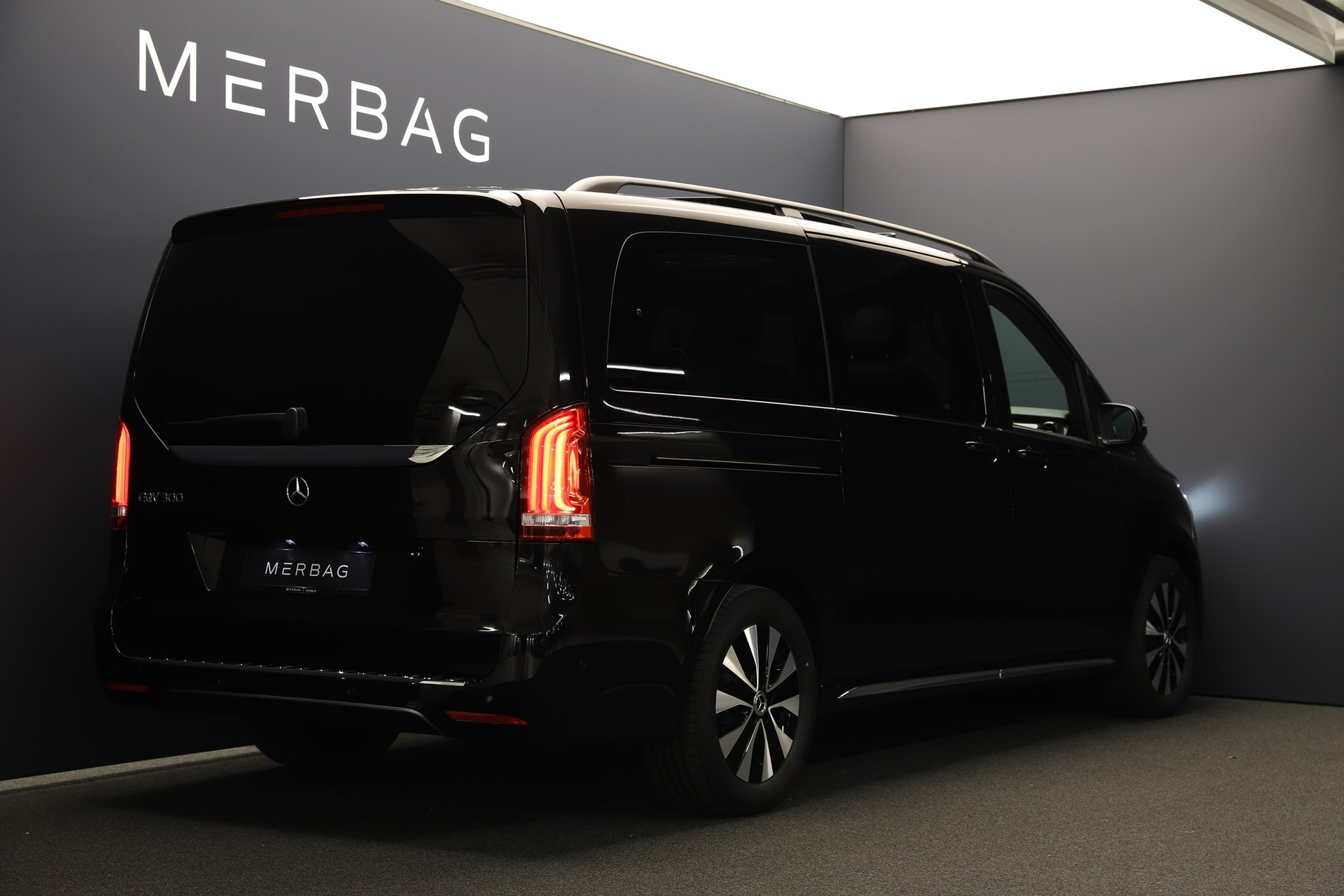 MERCEDES-BENZ EQV 300 lang-image-3