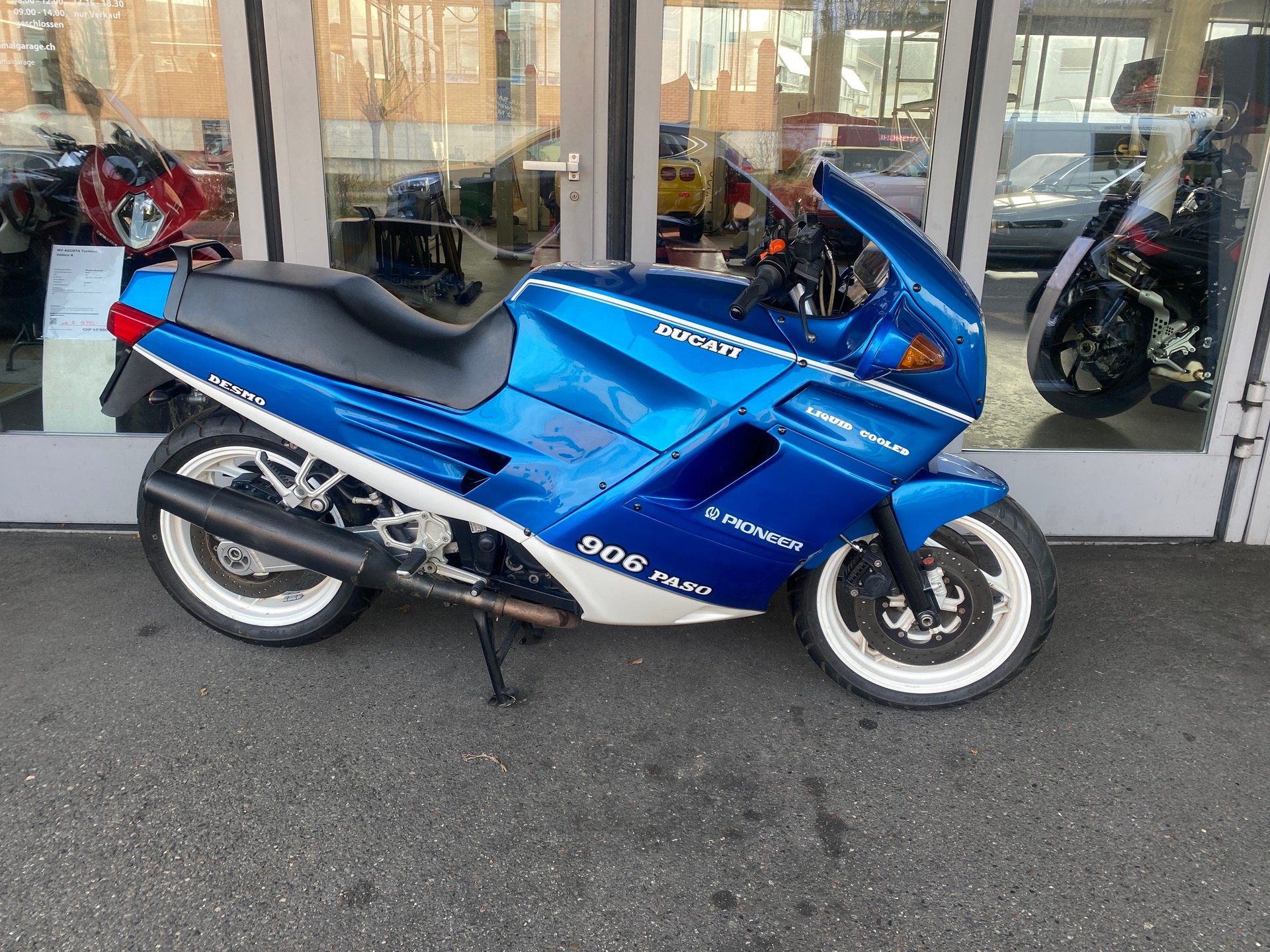 DUCATI Paso 906-showroom-element-1