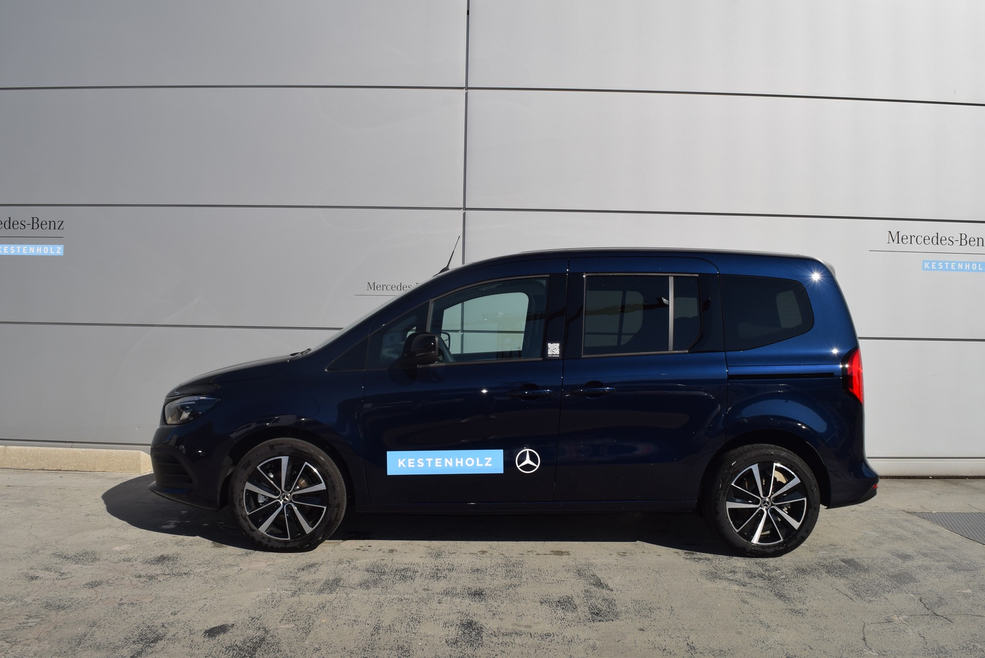 MERCEDES-BENZ EQT-showroom-element-2