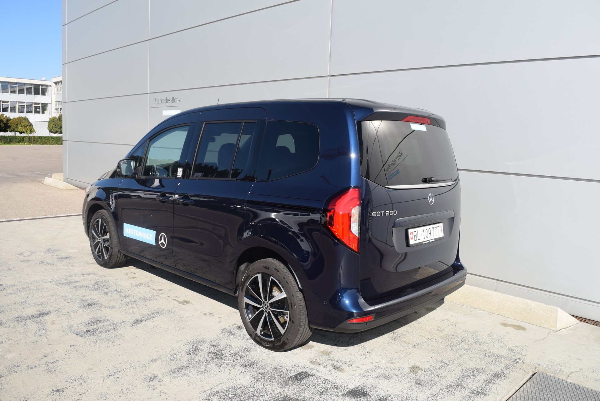 MERCEDES-BENZ EQT-showroom-element-3