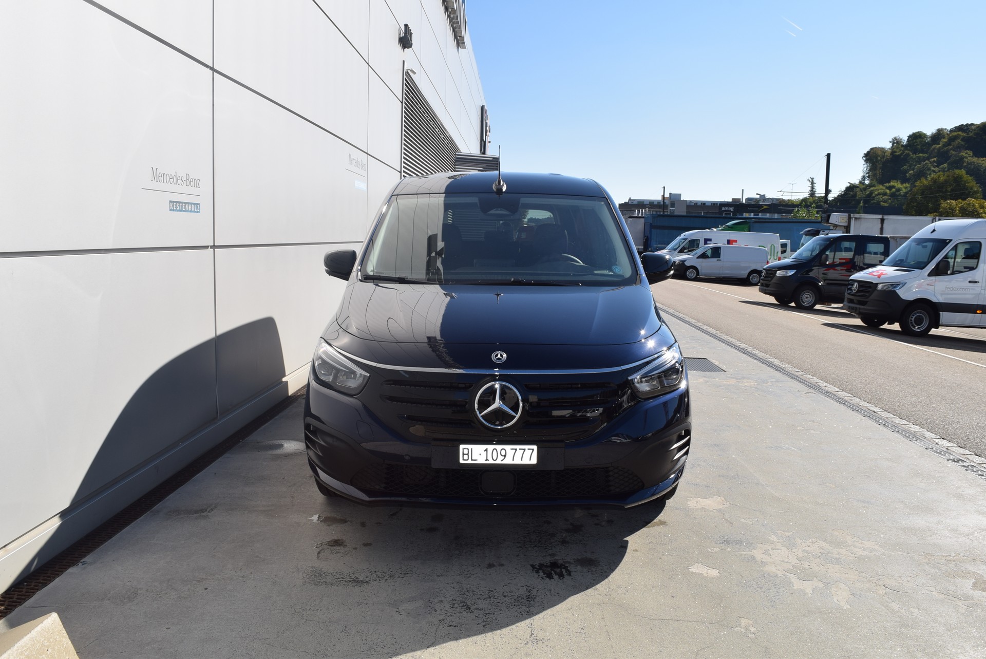MERCEDES-BENZ EQT-showroom-element-1