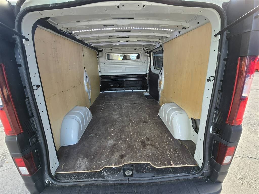 RENAULT Trafic 2.0 dCi145-image-14