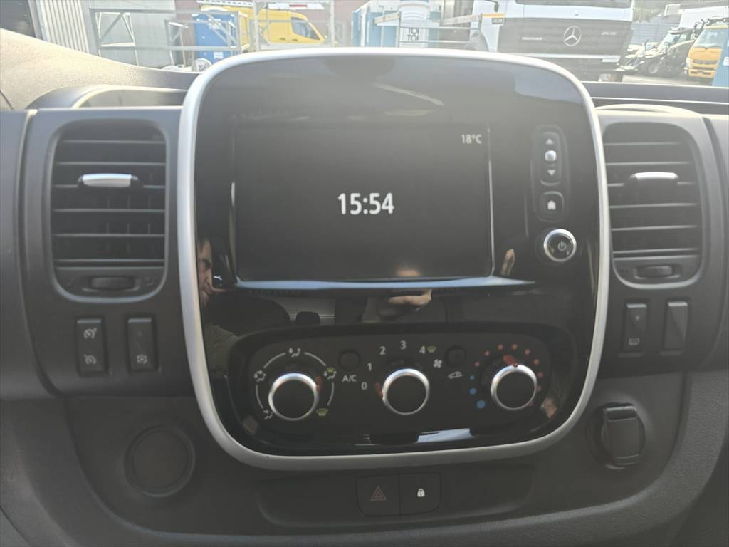 RENAULT Trafic 2.0 dCi145-image-13