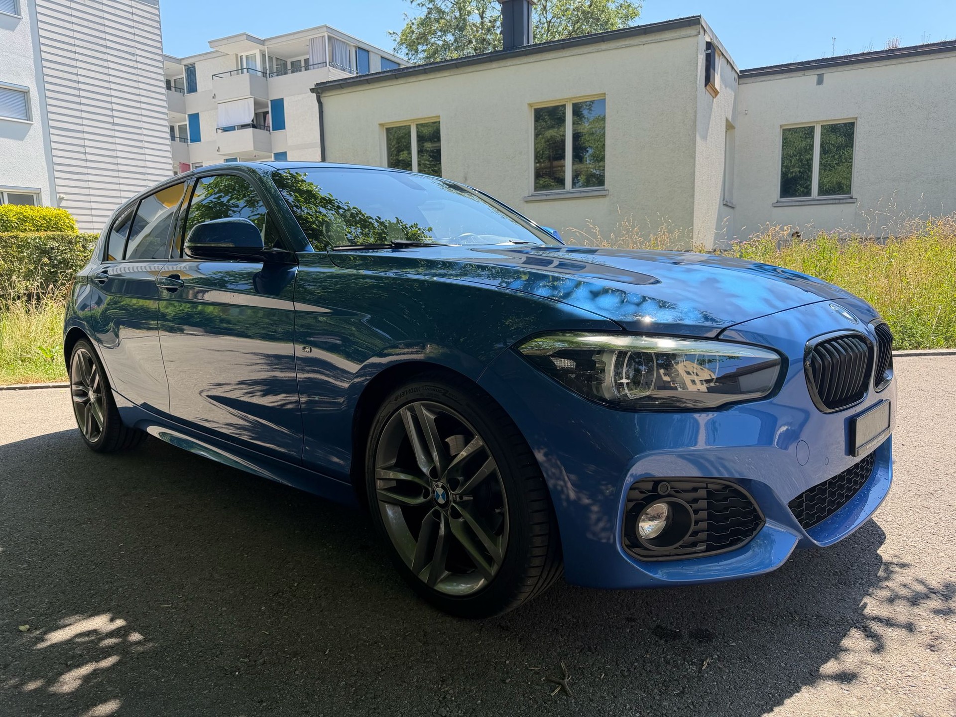 BMW 118i-showroom-element-2