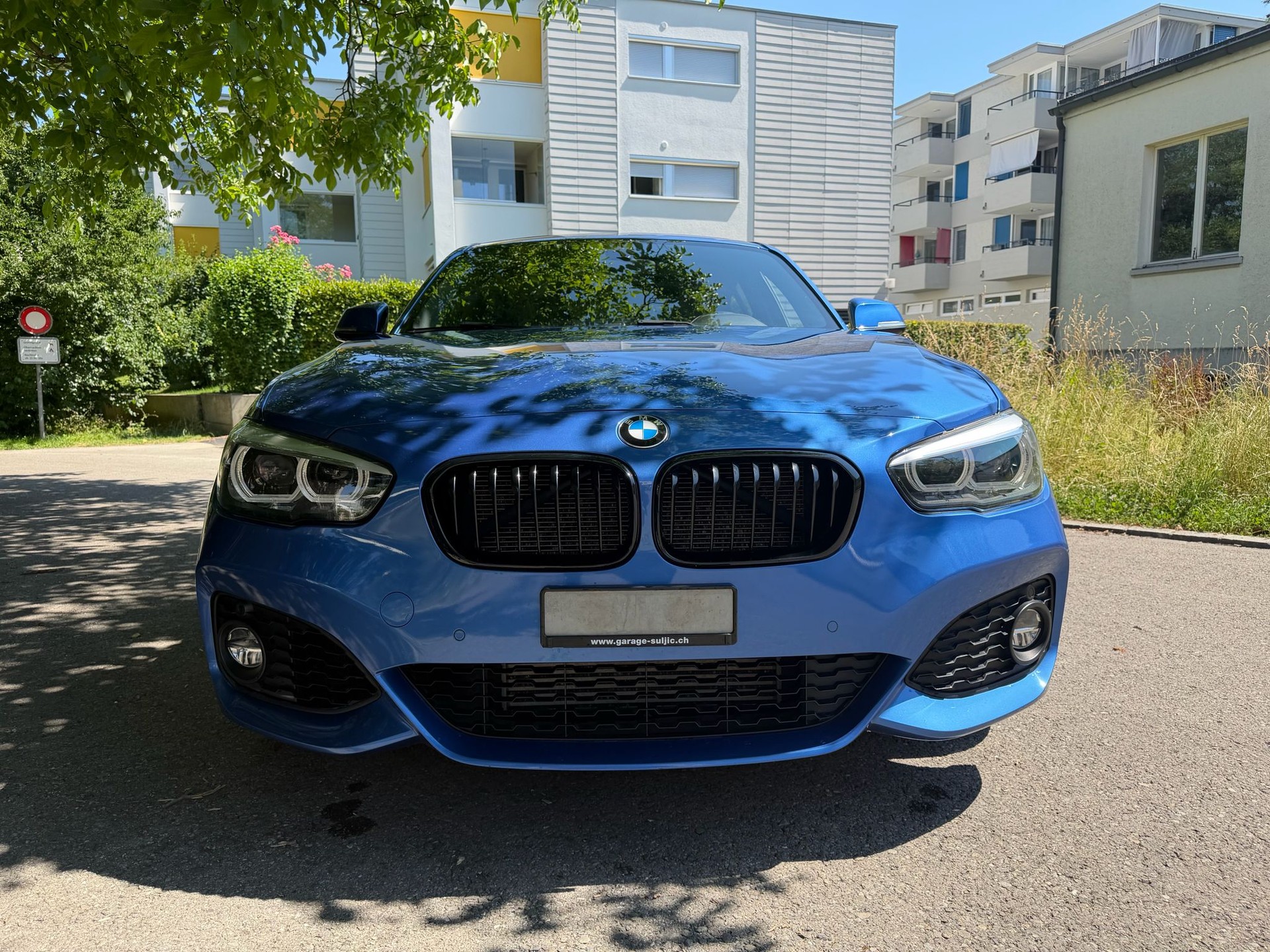 BMW 118i-showroom-element-1