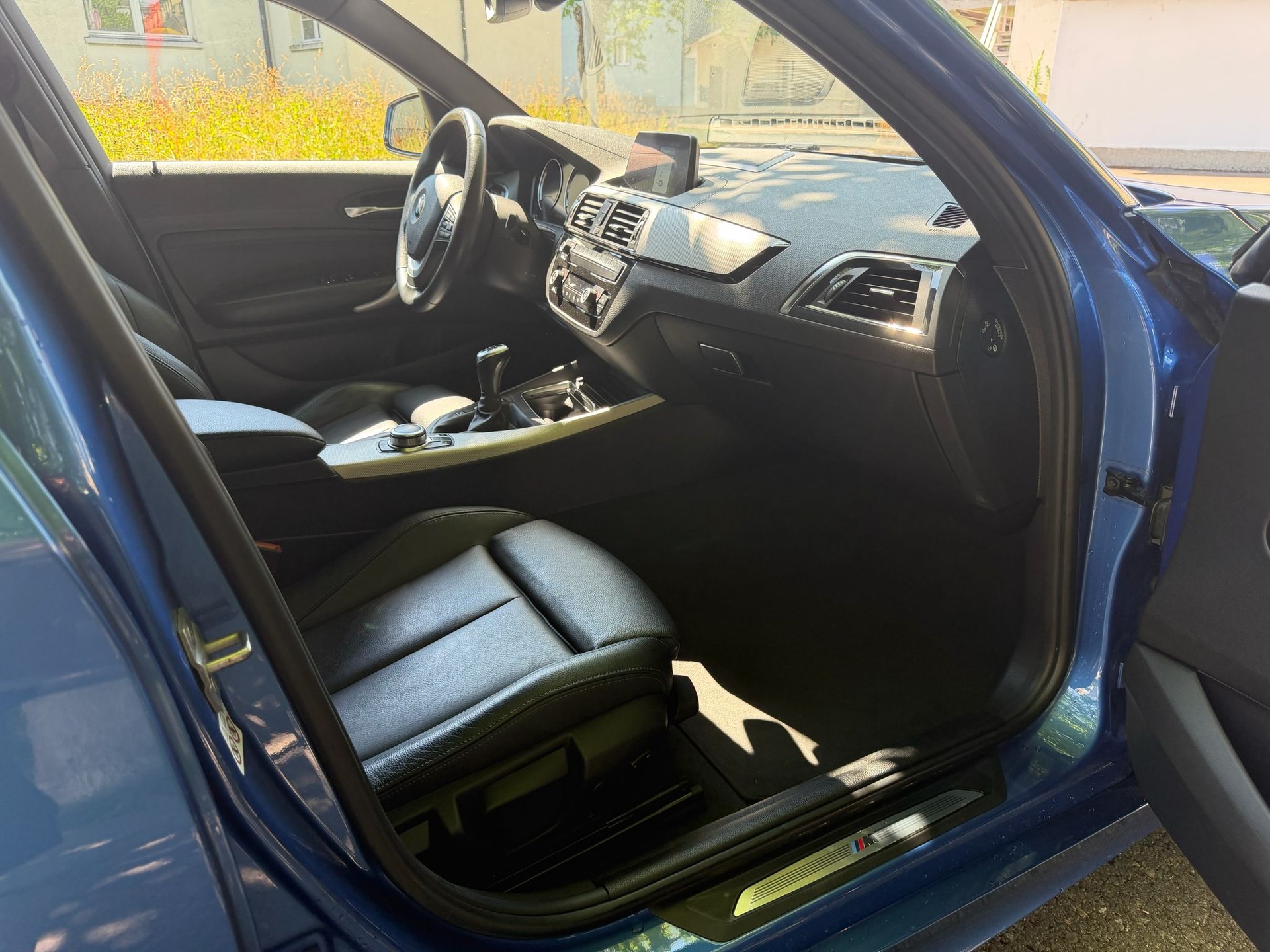 BMW 118i-showroom-element-3