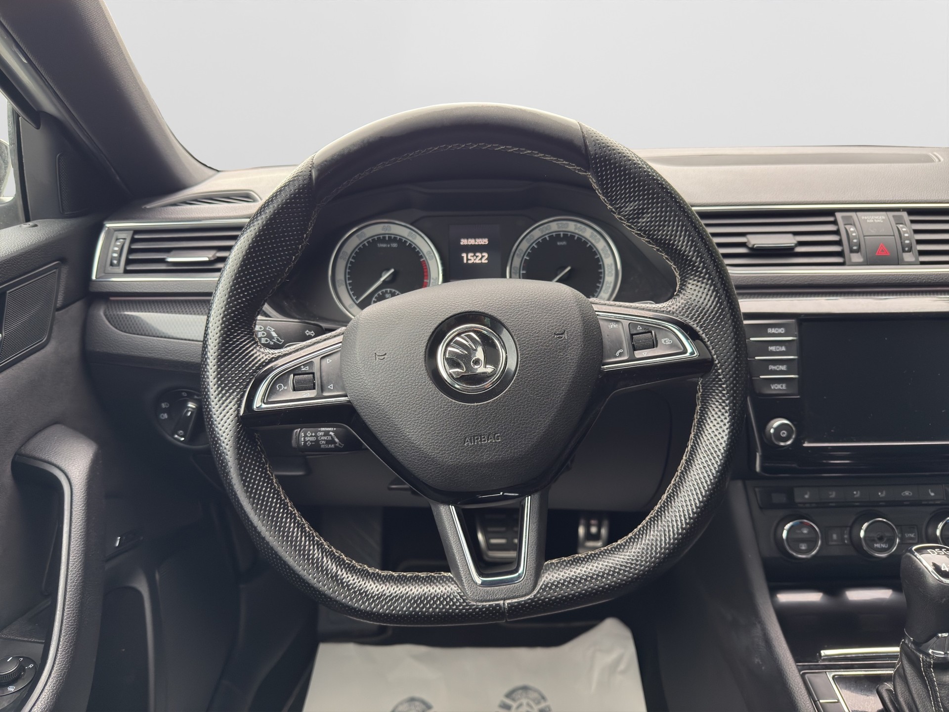 SKODA Superb Combi 2.0 TSI Sport Line DSG 4x4-image-10