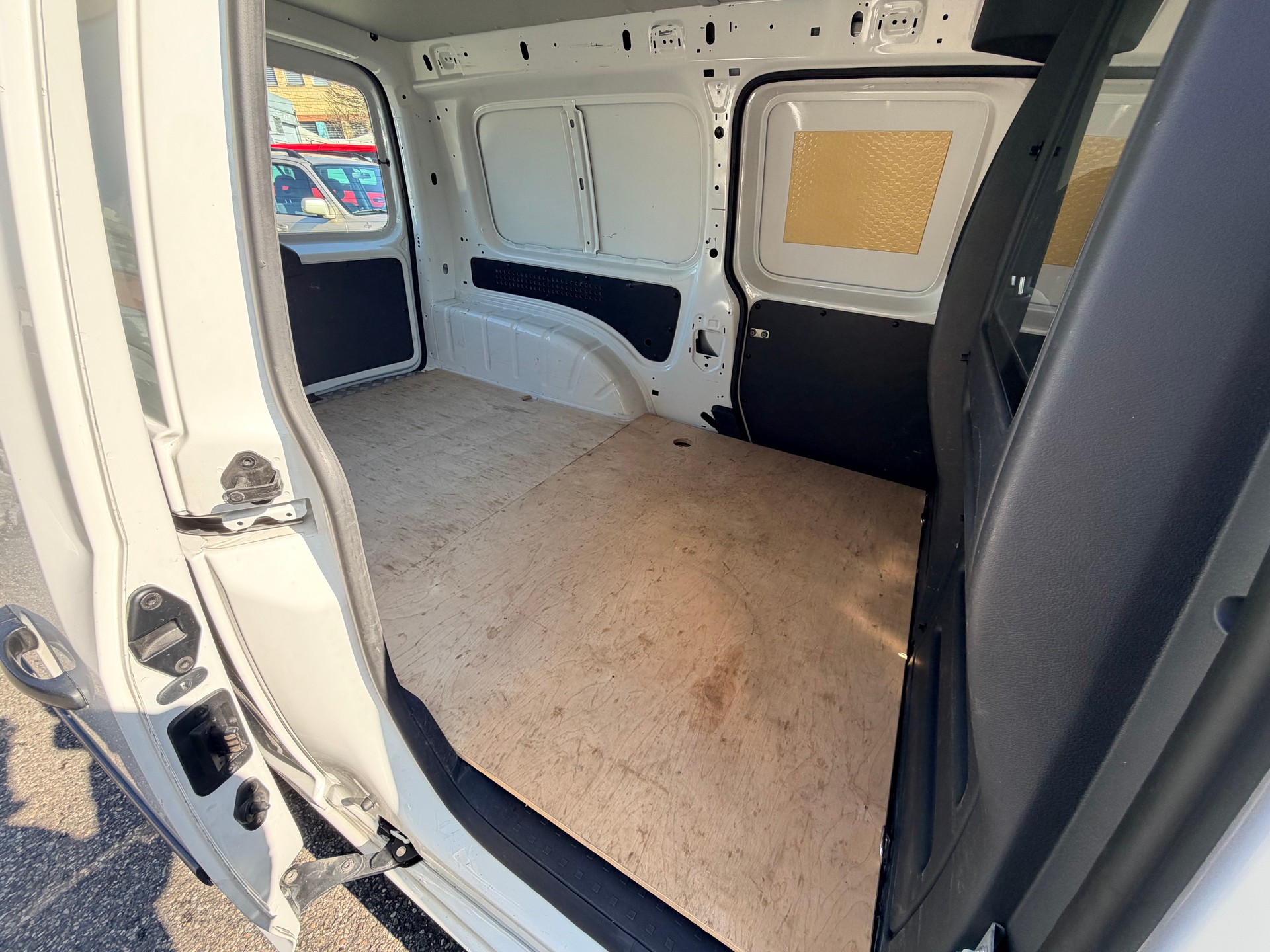 VW Caddy Maxi 2.0TDI 4Motion BlueMotion Technology-image-12