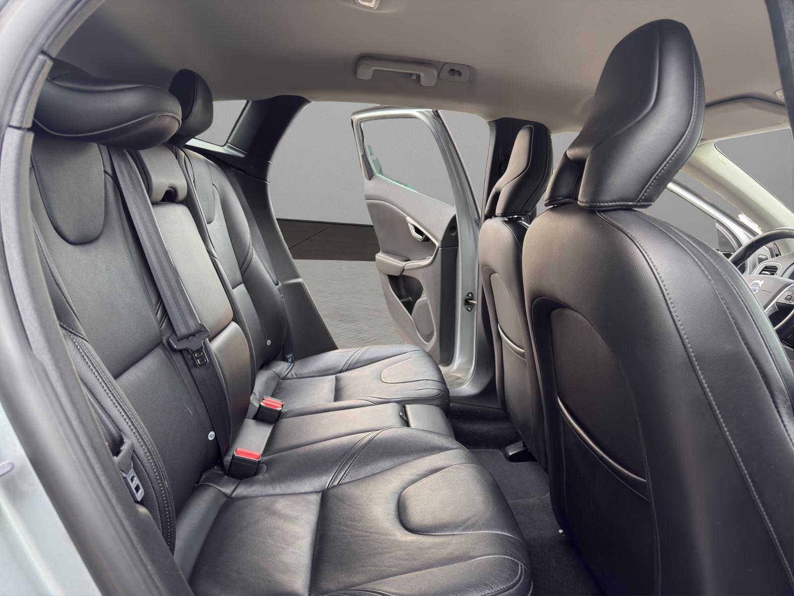 VOLVO V40 D3 Momentum Geartronic-image-18