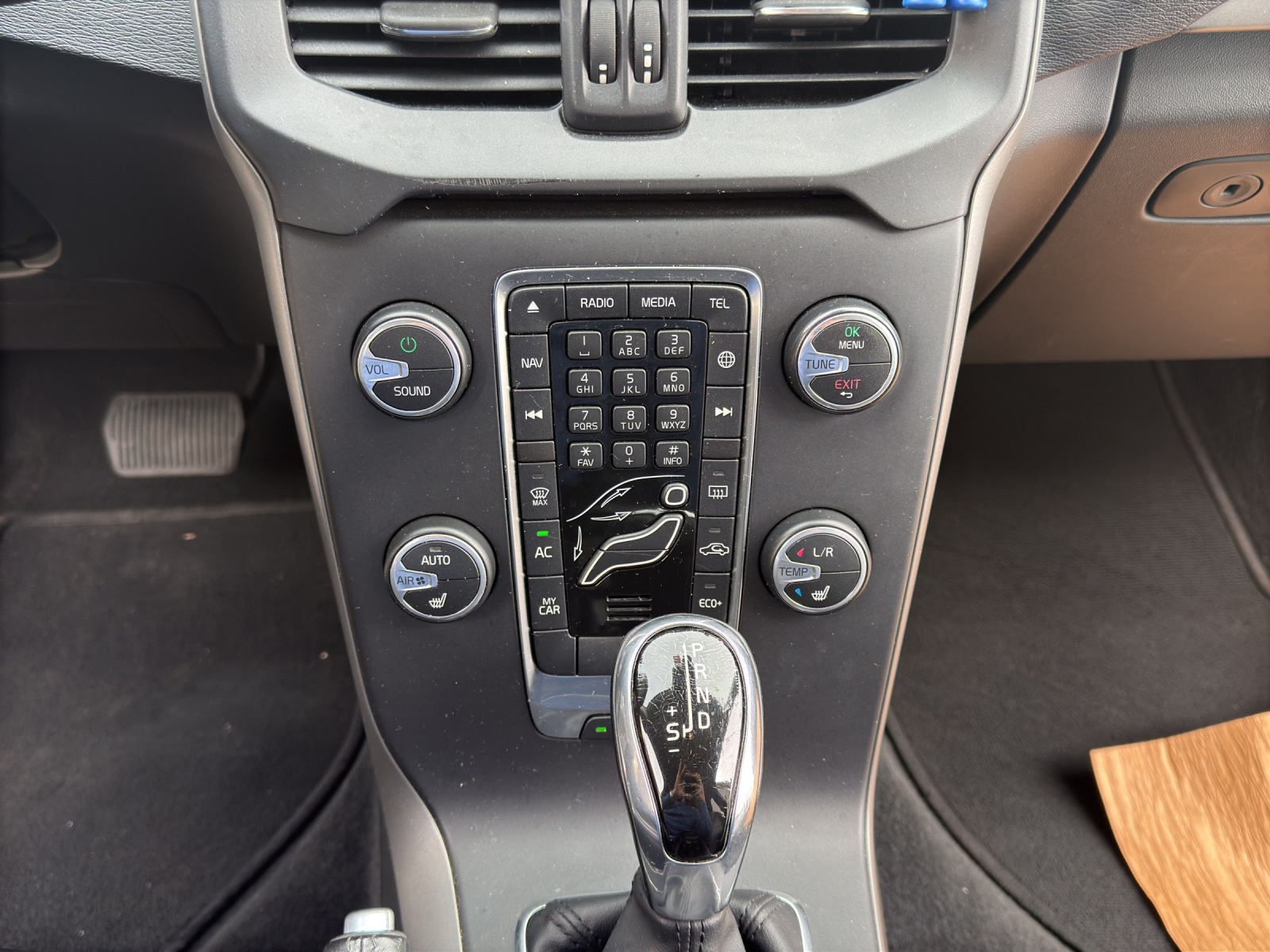 VOLVO V40 D3 Momentum Geartronic-image-13
