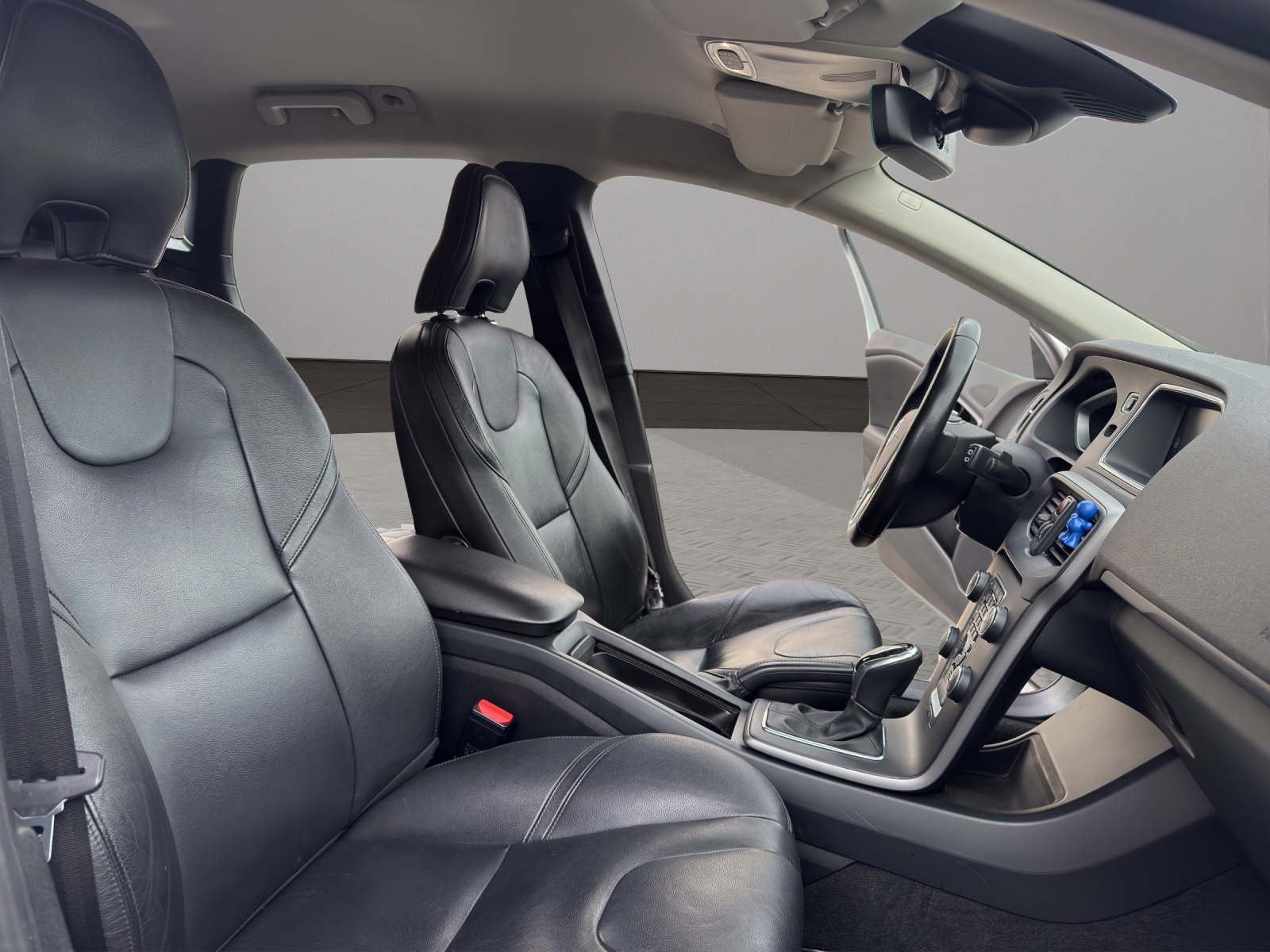 VOLVO V40 D3 Momentum Geartronic-image-19