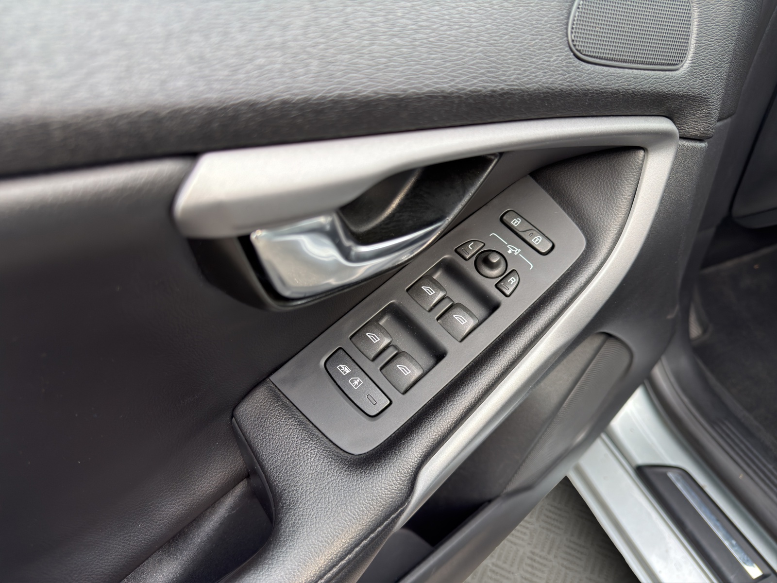 VOLVO V40 D3 Momentum Geartronic-image-8
