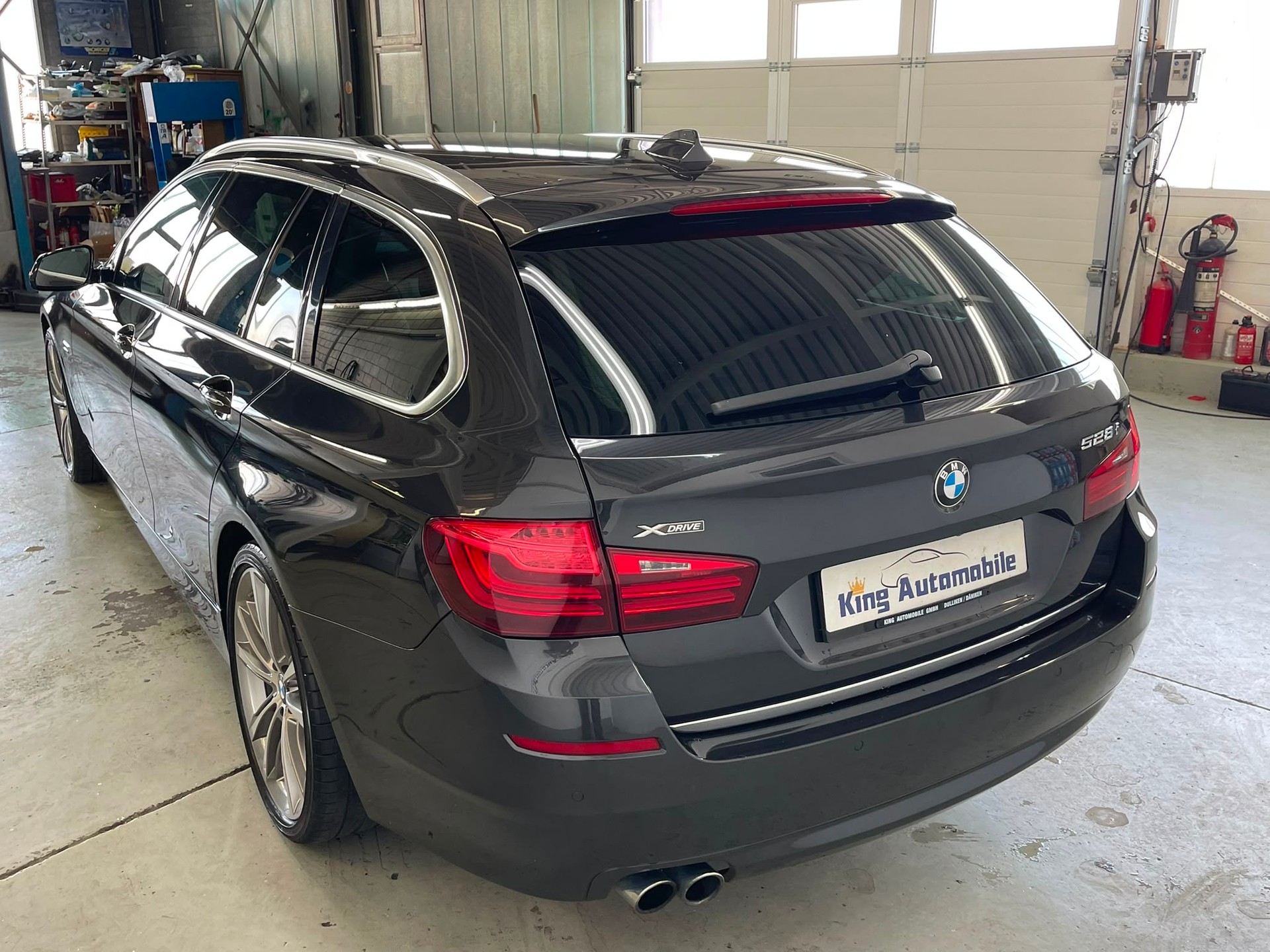 BMW 528i Touring xDrive Luxury Line Steptronic | CH-Auto | Frisch MFK | AHK 2t. | Navi | HUD | RF-Kamera-image-4