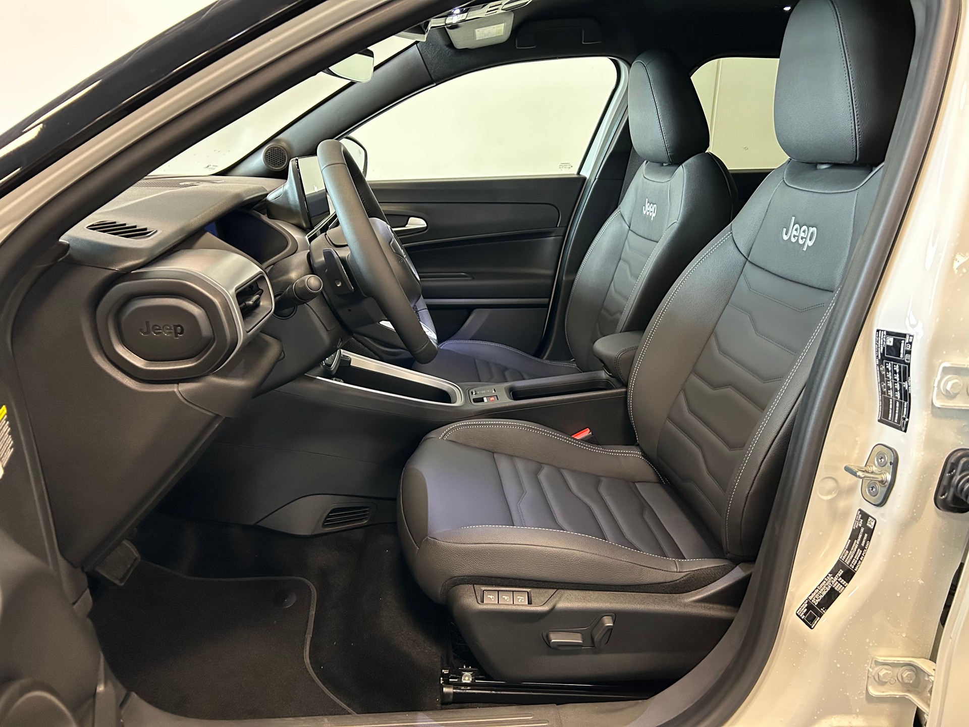 JEEP Avenger 1.2 Turbo MHEV Overland Leather 4xe-image-7