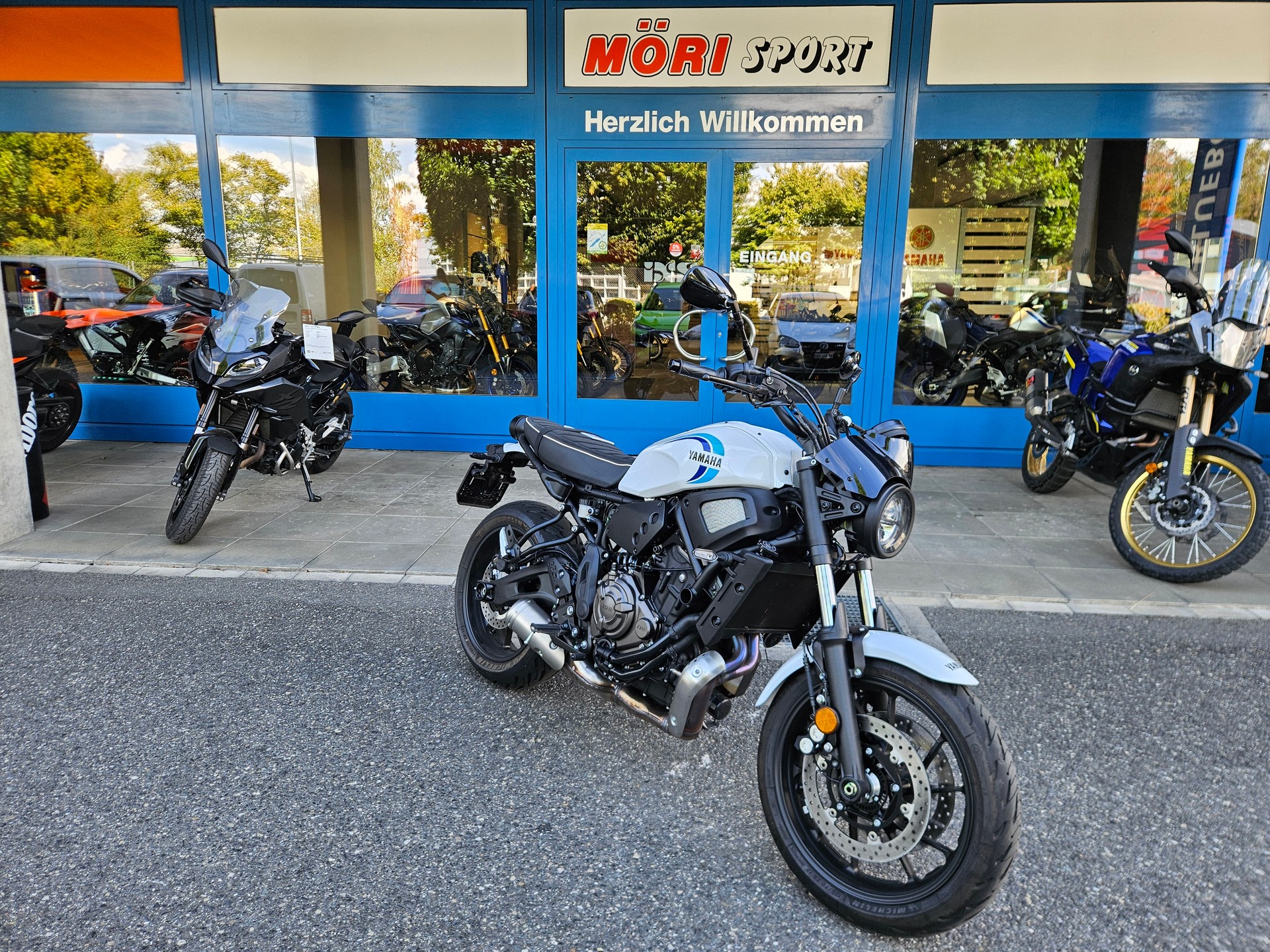 YAMAHA XSR 700-showroom-element-1