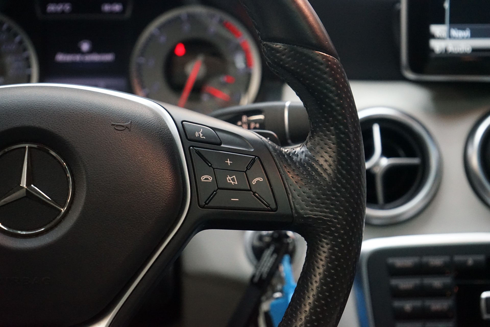 MERCEDES-BENZ A 250 AMG Line 4Matic 7G-DCT-image-9