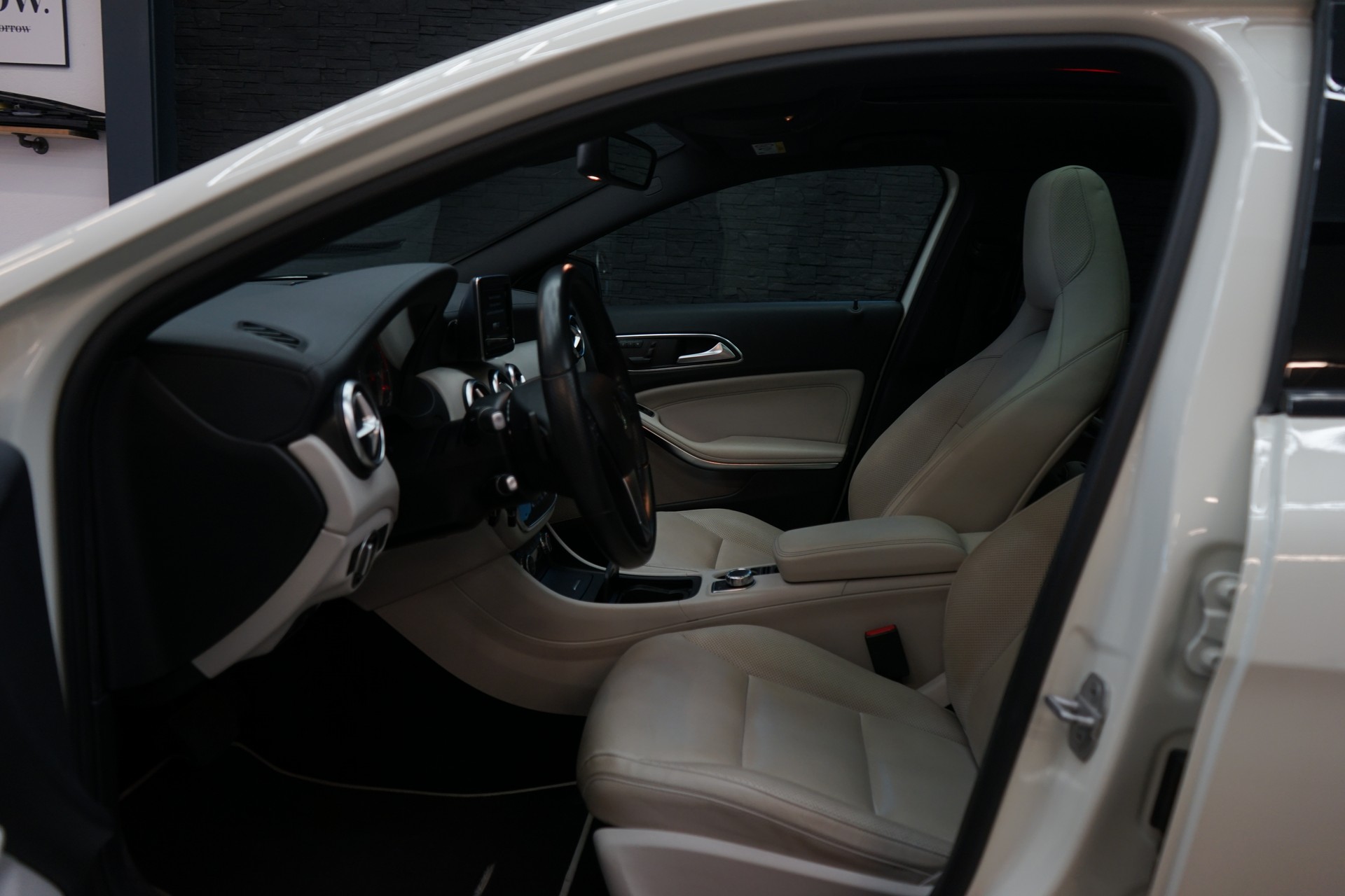 MERCEDES-BENZ A 250 AMG Line 4Matic 7G-DCT-showroom-element-3