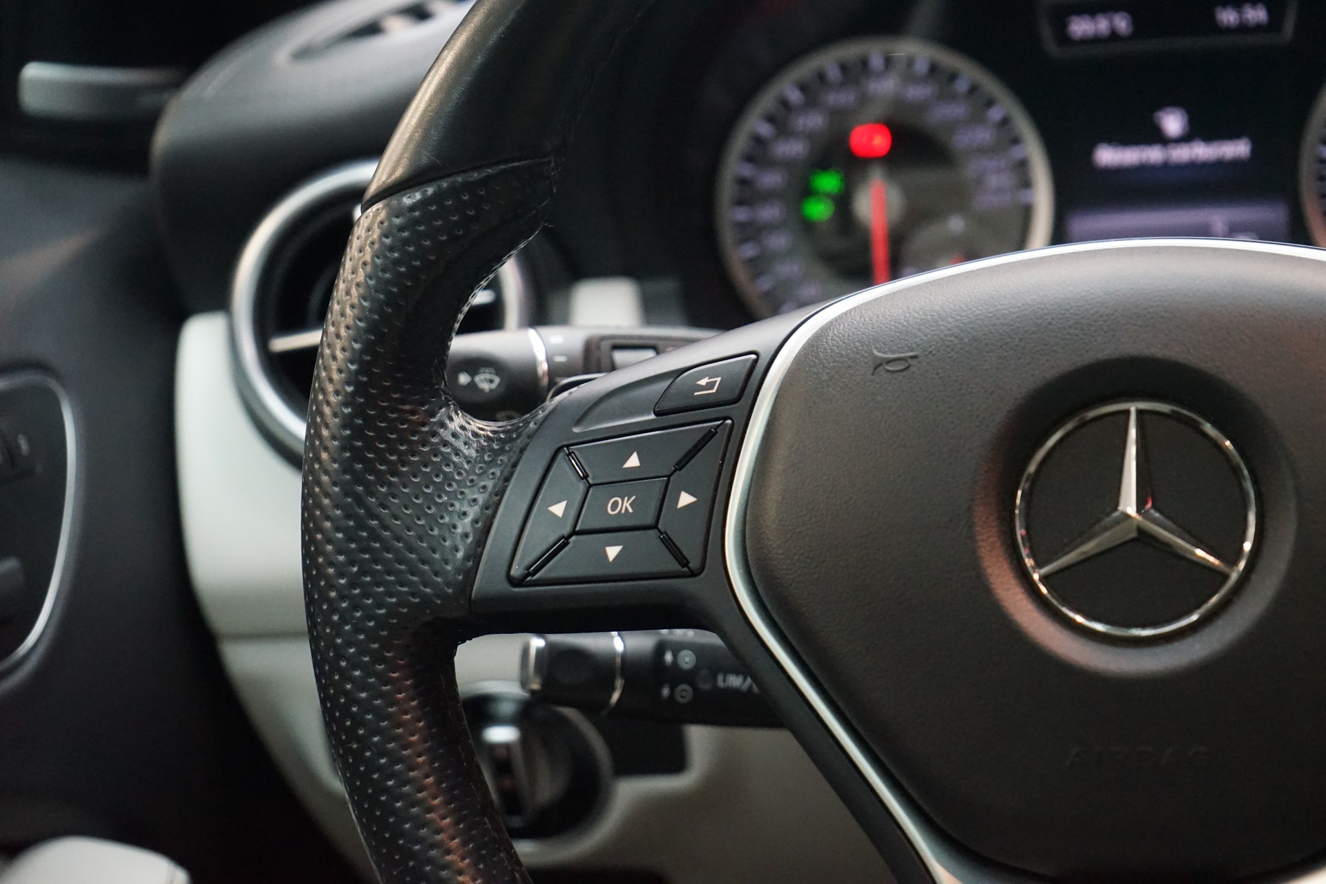MERCEDES-BENZ A 250 AMG Line 4Matic 7G-DCT-image-8