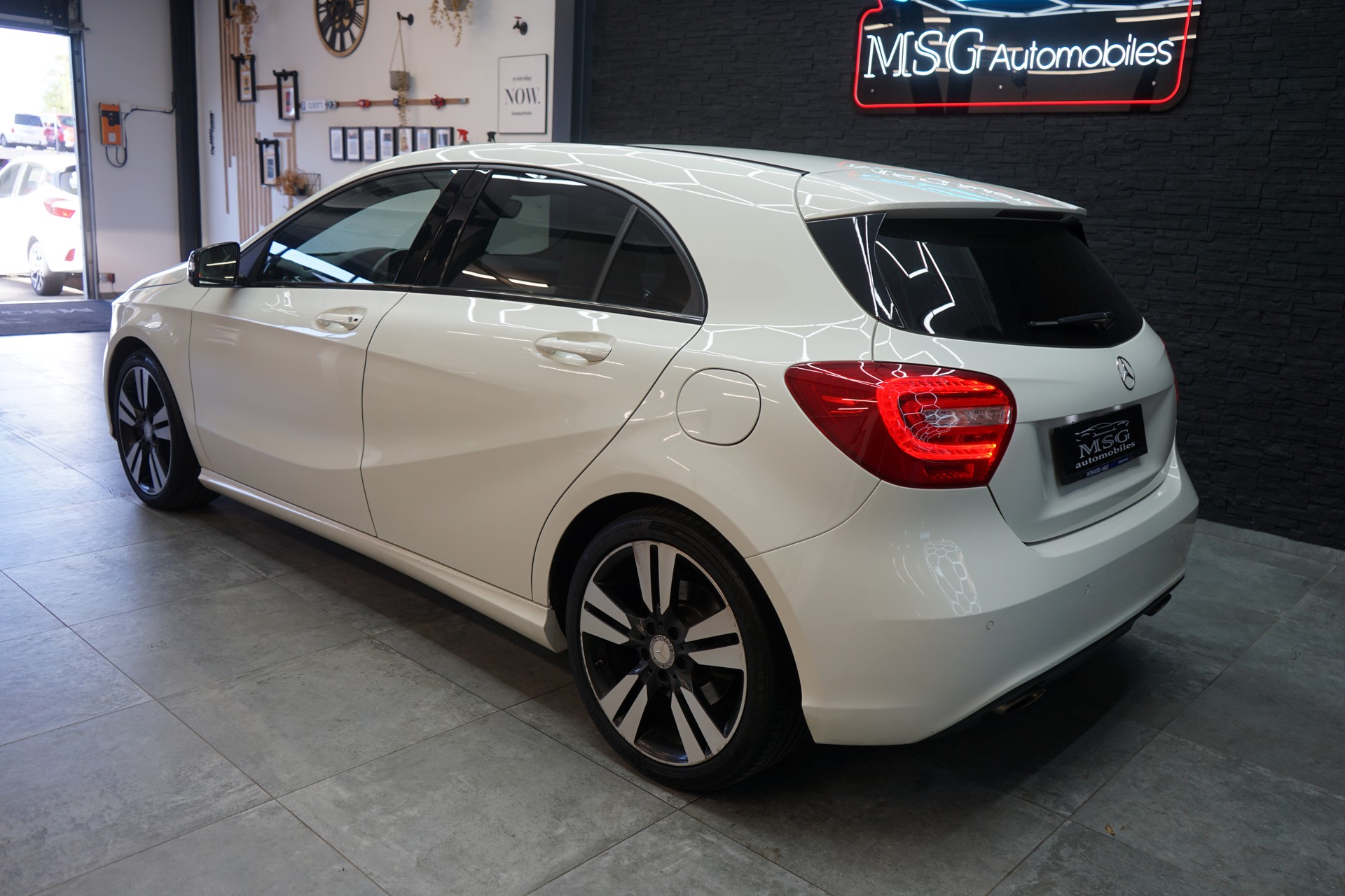 MERCEDES-BENZ A 250 AMG Line 4Matic 7G-DCT-showroom-element-2