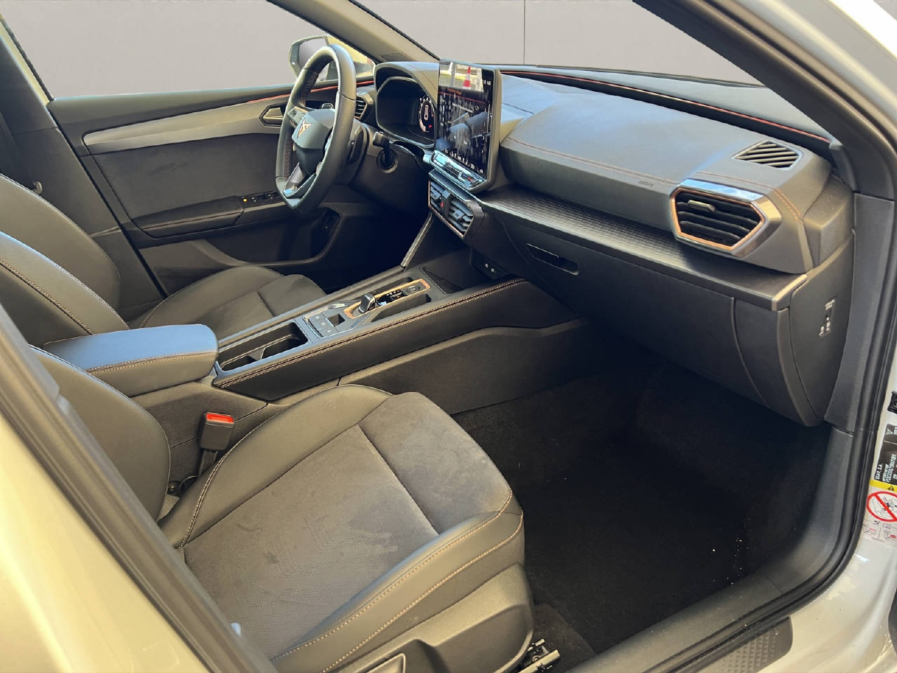 CUPRA Leon ST 2.0 TSI 333PS VZ 4Drive DSG 4X4-image-11