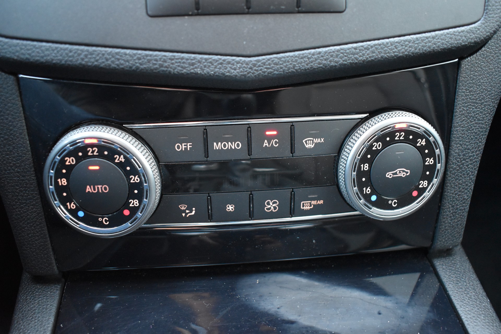 MERCEDES-BENZ C 220 CDI BlueEfficiency Automatic-image-11