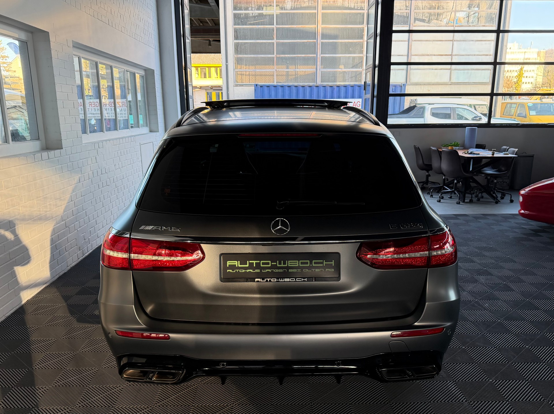 MERCEDES-BENZ E 63 AMG S 612PS 4X4 4 Matic 9G-Tronic-showroom-element-3