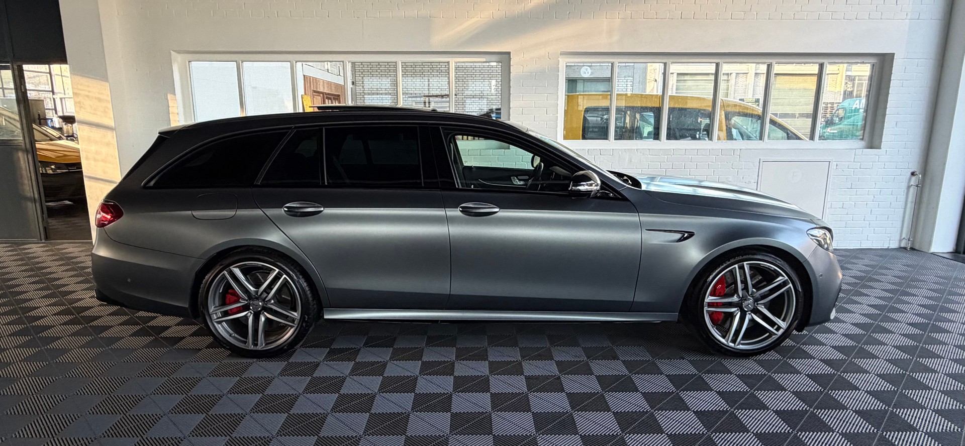 MERCEDES-BENZ E 63 AMG S 612PS 4X4 4 Matic 9G-Tronic-showroom-element-1