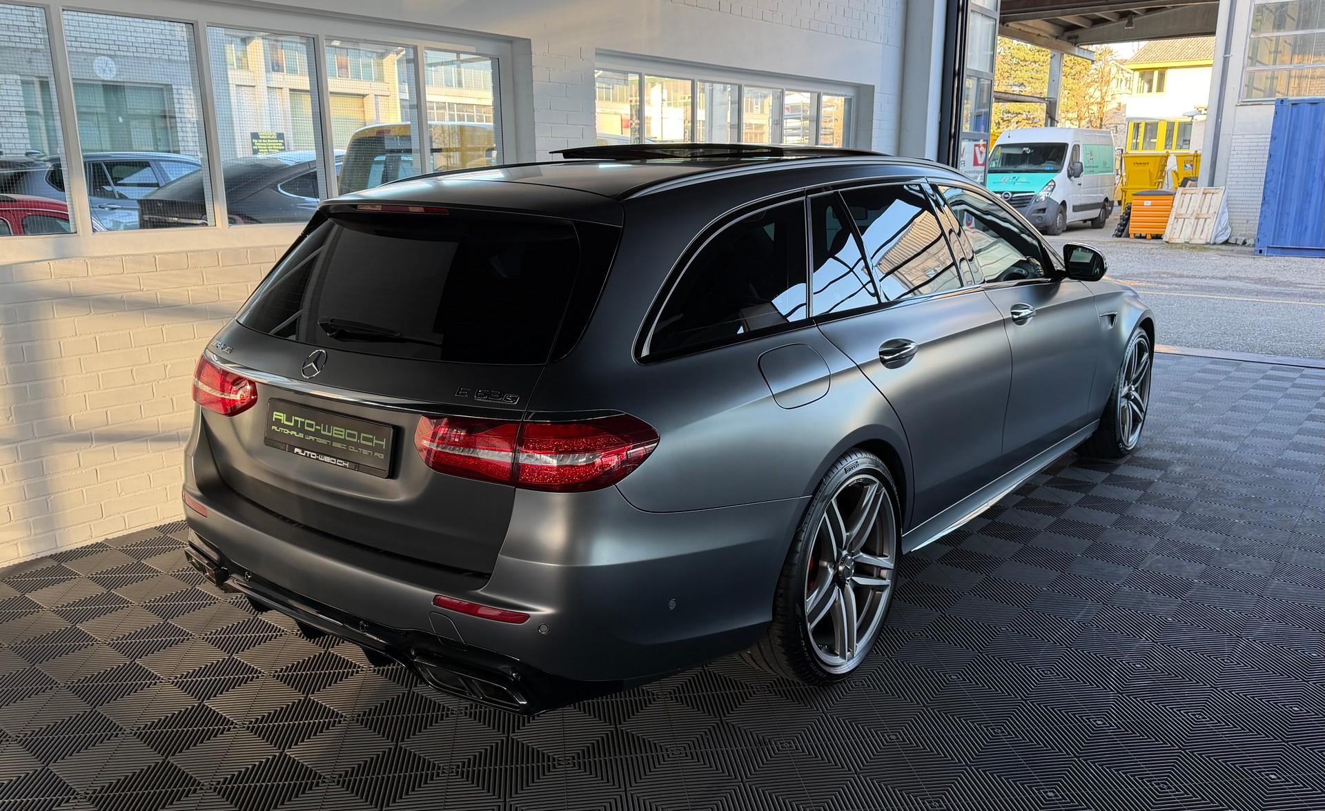 MERCEDES-BENZ E 63 AMG S 612PS 4X4 4 Matic 9G-Tronic-showroom-element-2