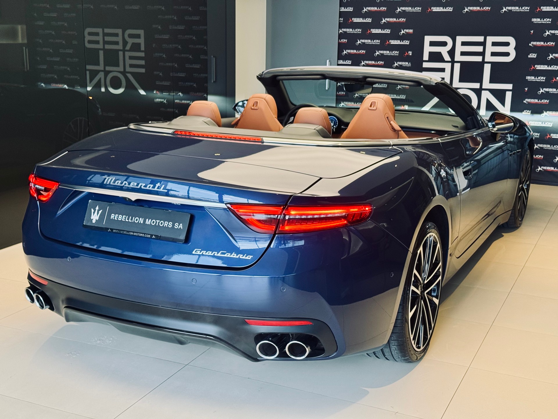MASERATI GranCabrio Modena-showroom-element-3