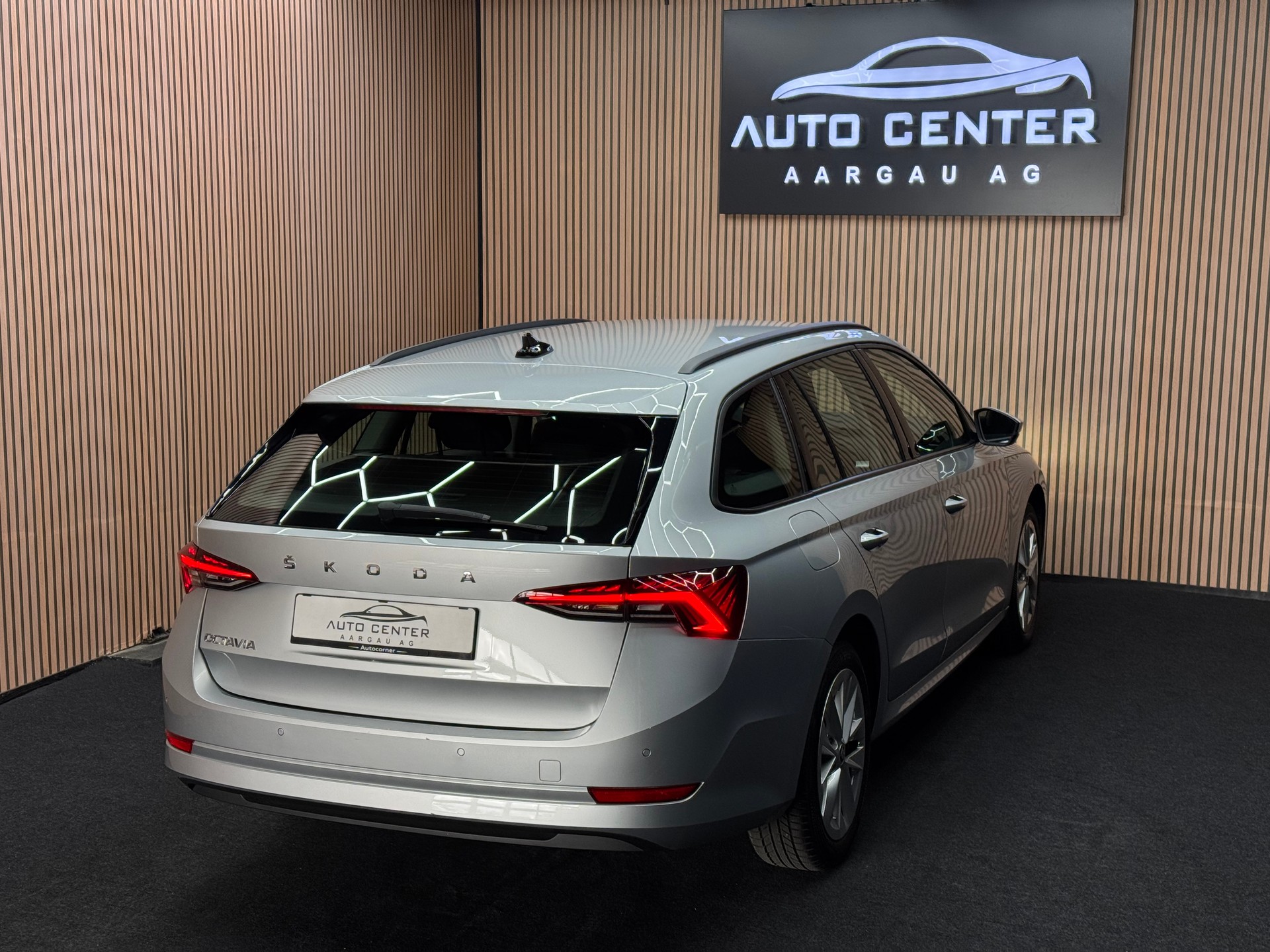 SKODA Octavia Combi 2.0 TDI 150 Style DSG | CH-Fahrzeug | 1 Jahr Garantie | *ab CHF 199.-/ Monat*-showroom-element-3