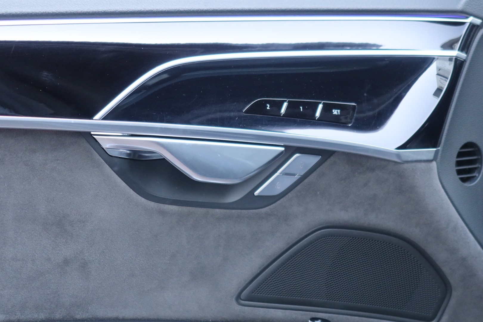 AUDI A8 55 L TFSI quattro tiptronic-image-24