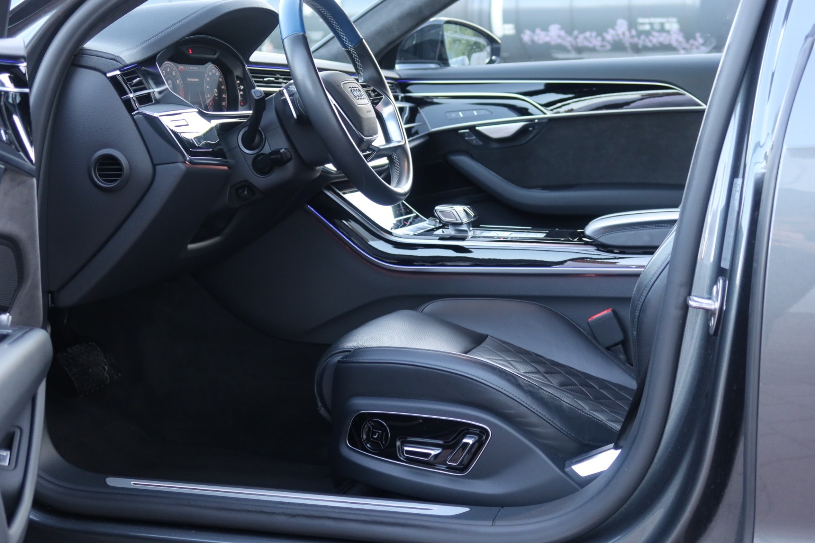 AUDI A8 55 L TFSI quattro tiptronic-image-12