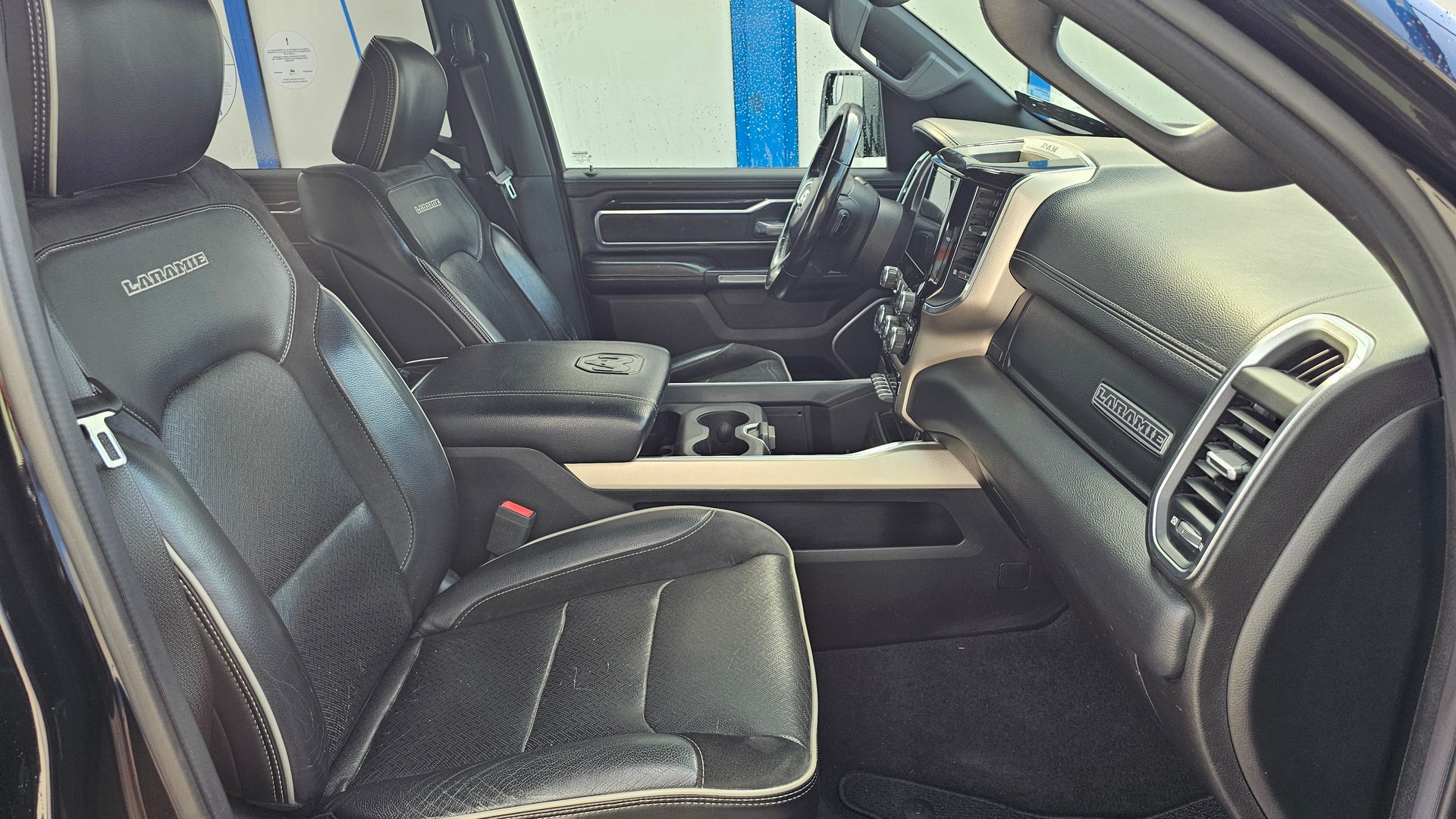 DODGE RAM 5.7 V8 Laramie-image-7