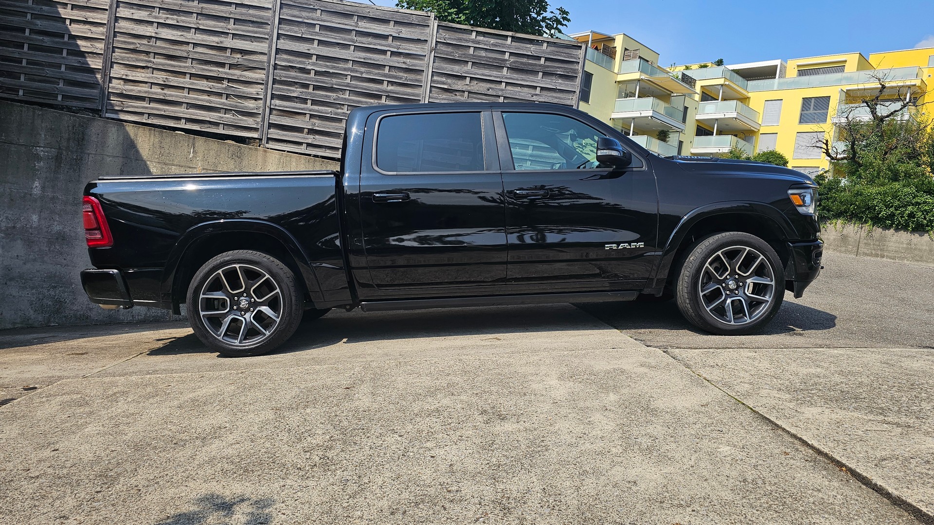 DODGE RAM 5.7 V8 Laramie-image-4