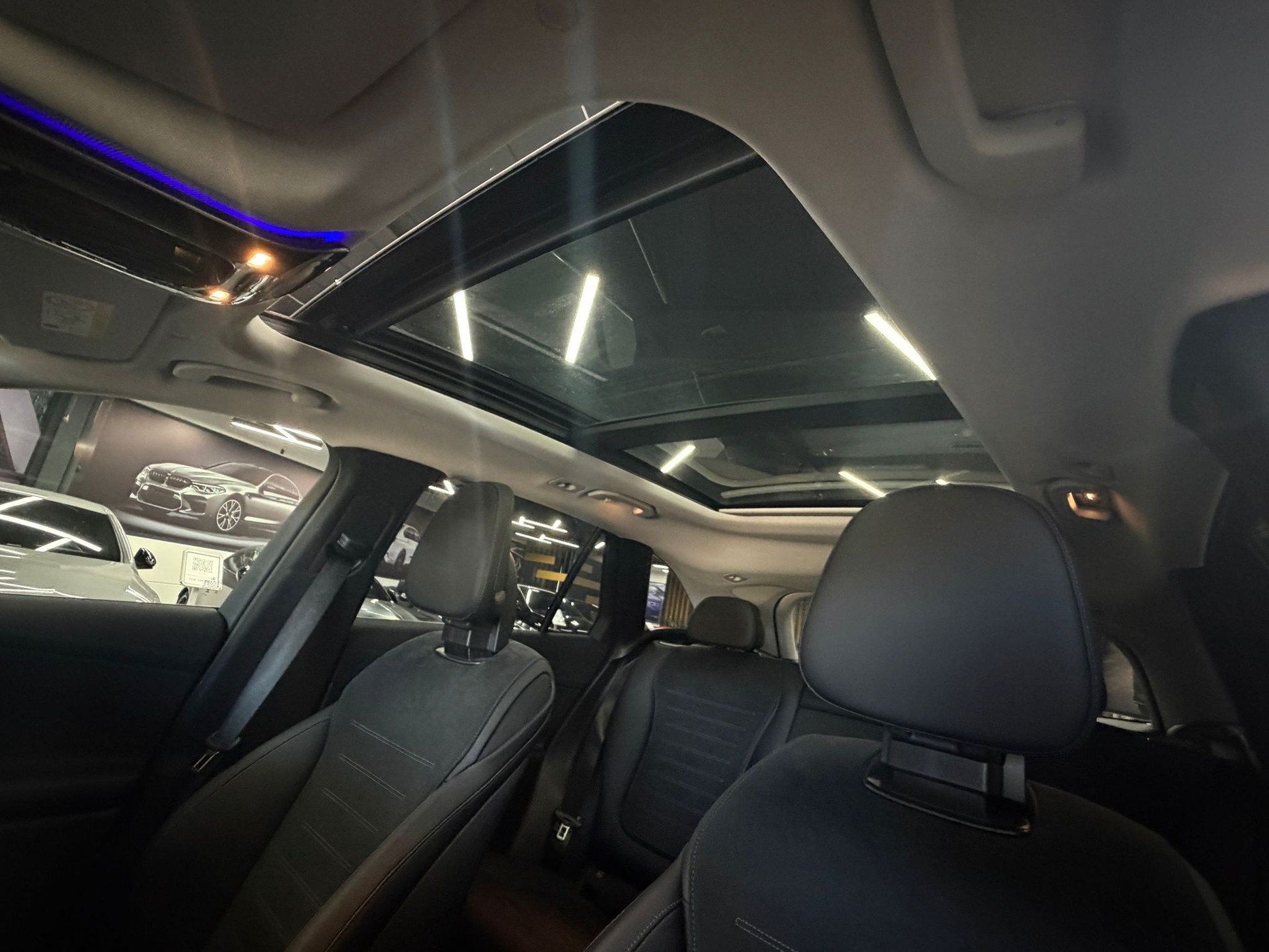 MERCEDES-BENZ GLC 300 4Matic AMG Line 9G-Tronic-image-13