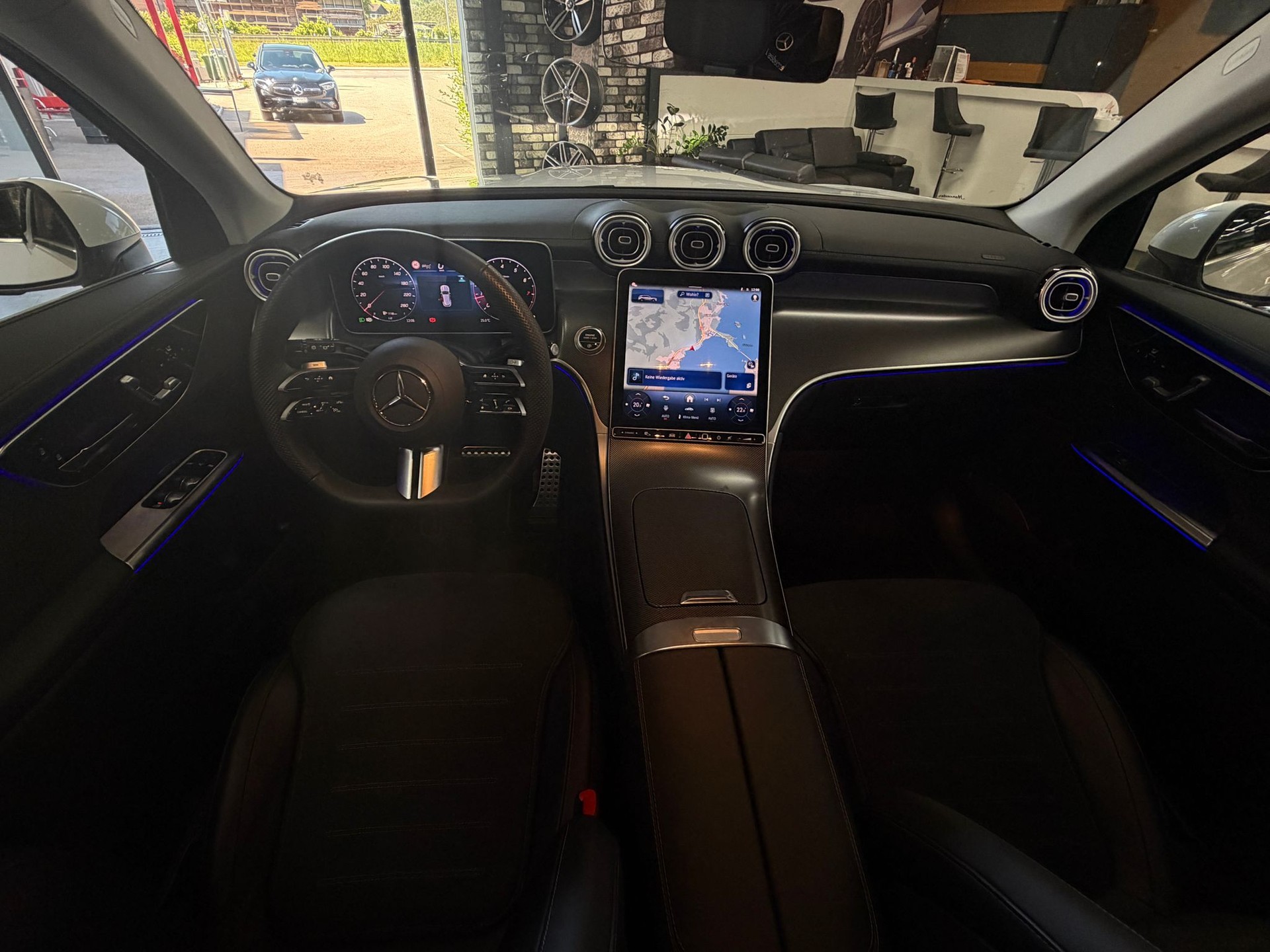 MERCEDES-BENZ GLC 300 4Matic AMG Line 9G-Tronic-image-12