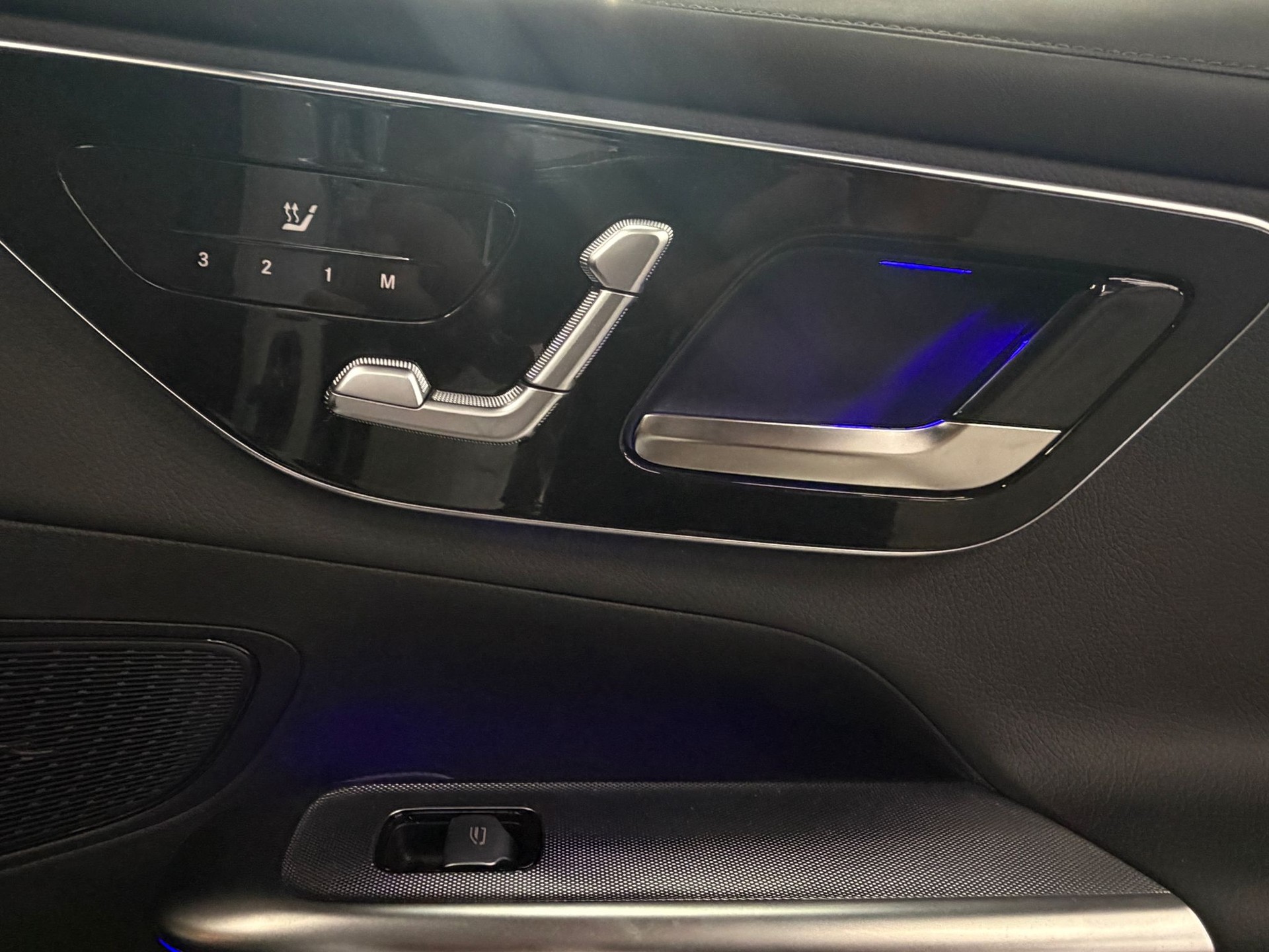 MERCEDES-BENZ GLC 300 4Matic AMG Line 9G-Tronic-image-22