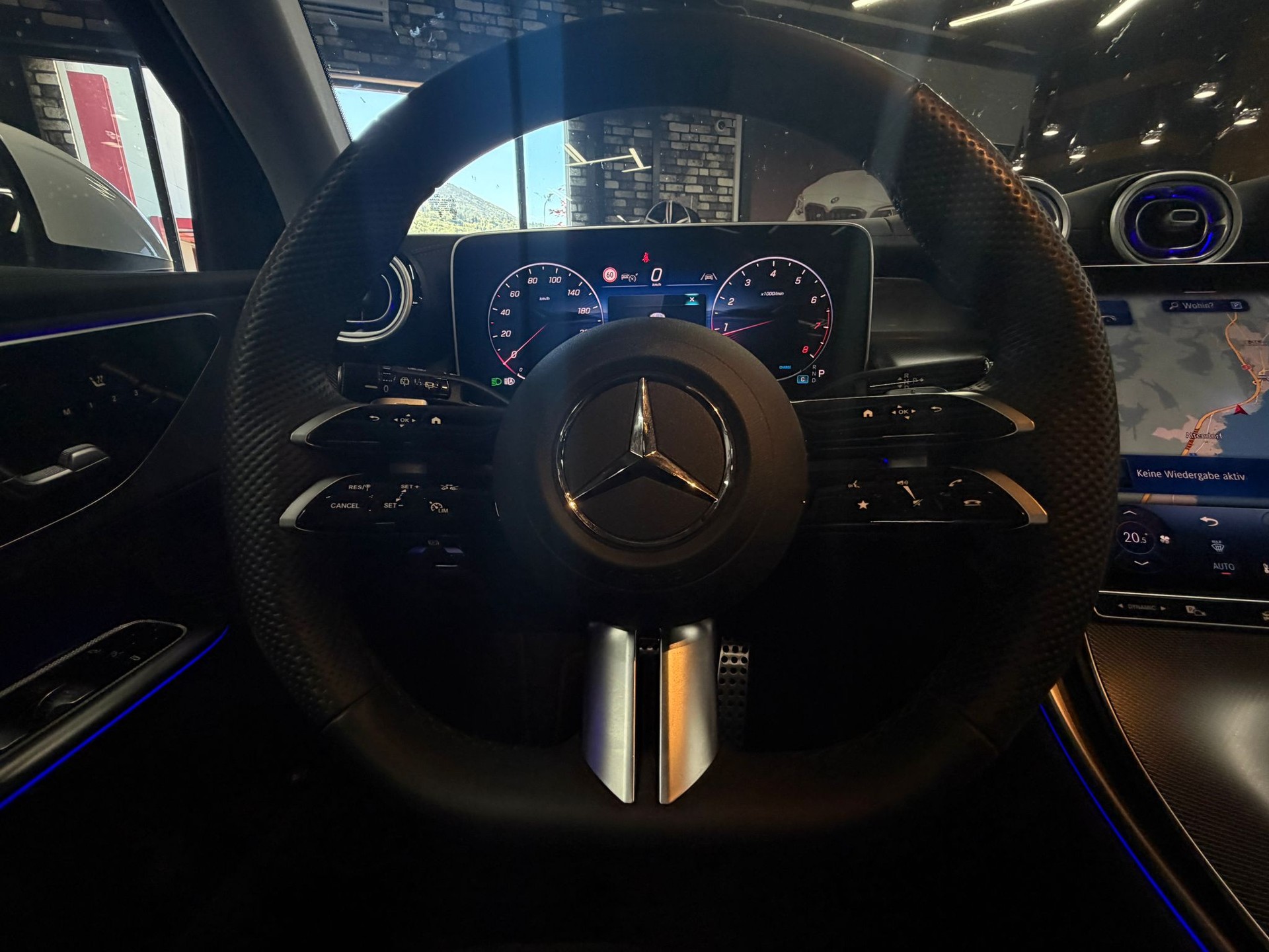 MERCEDES-BENZ GLC 300 4Matic AMG Line 9G-Tronic-image-14