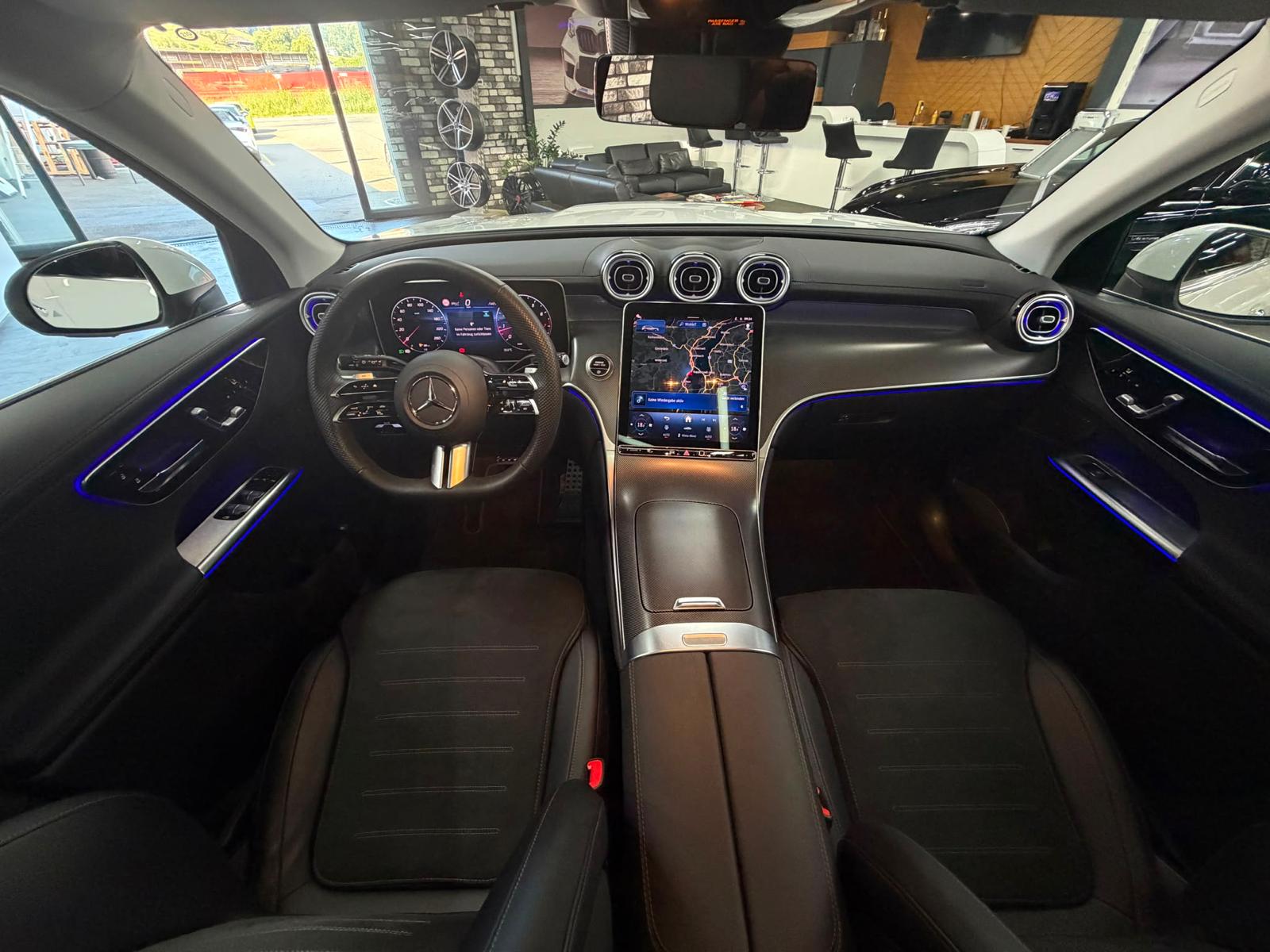 MERCEDES-BENZ GLC 300 AMG Line | AHK |AIRMATIC | Hinterachslenkung | DISTRONIC | 360° Kamera | KEYLESS-GO | Panoramadach-image-16