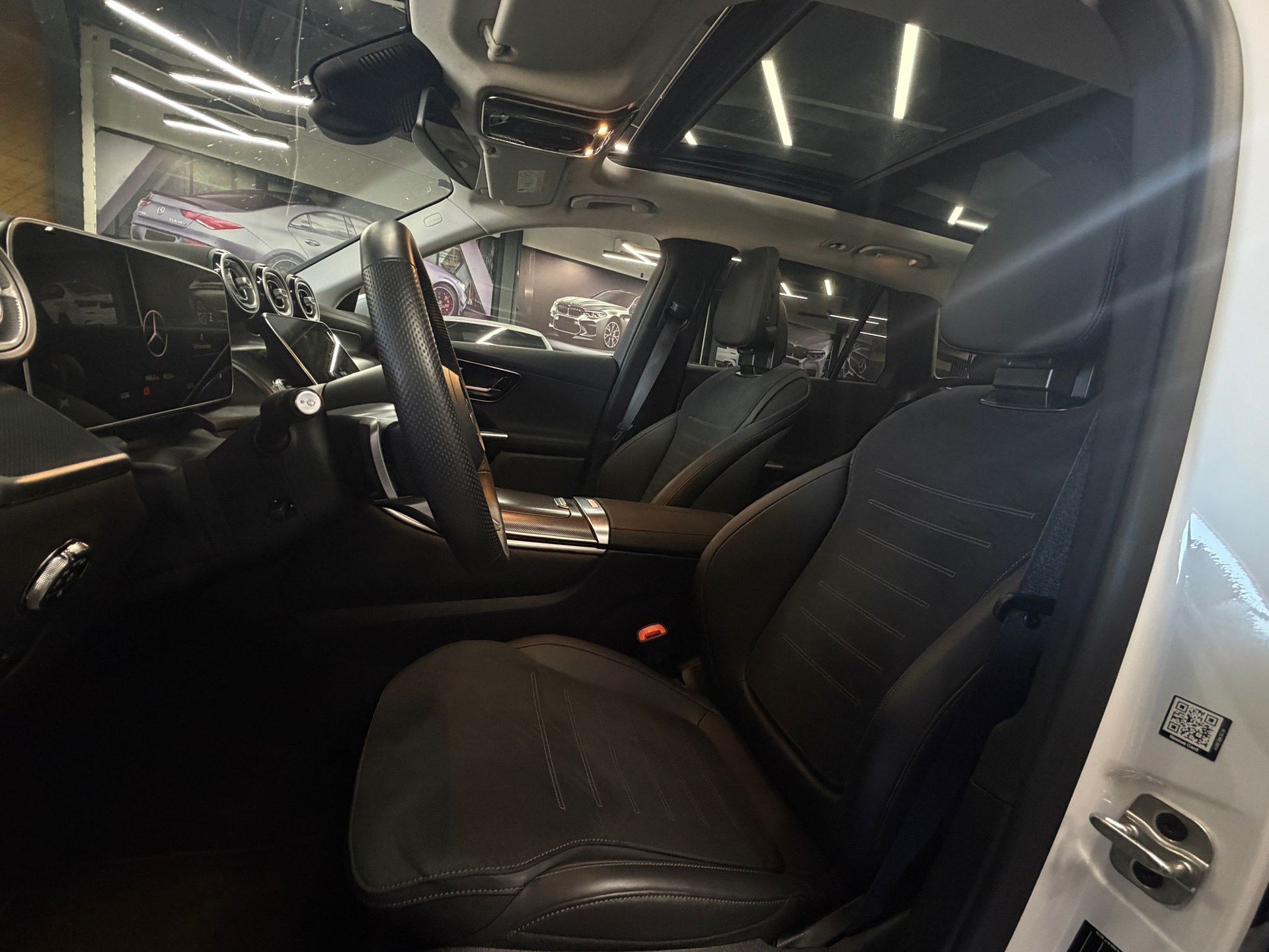 MERCEDES-BENZ GLC 300 4Matic AMG Line 9G-Tronic-image-9