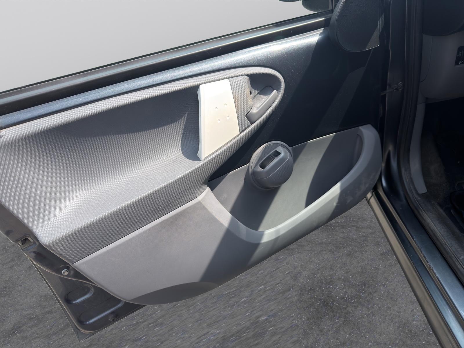 PEUGEOT 107 1.0 Swiss Edition-image-18