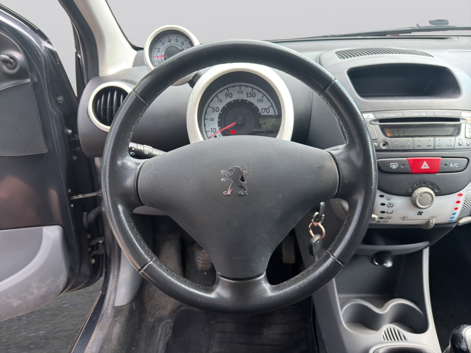 PEUGEOT 107 1.0 Swiss Edition-image-5