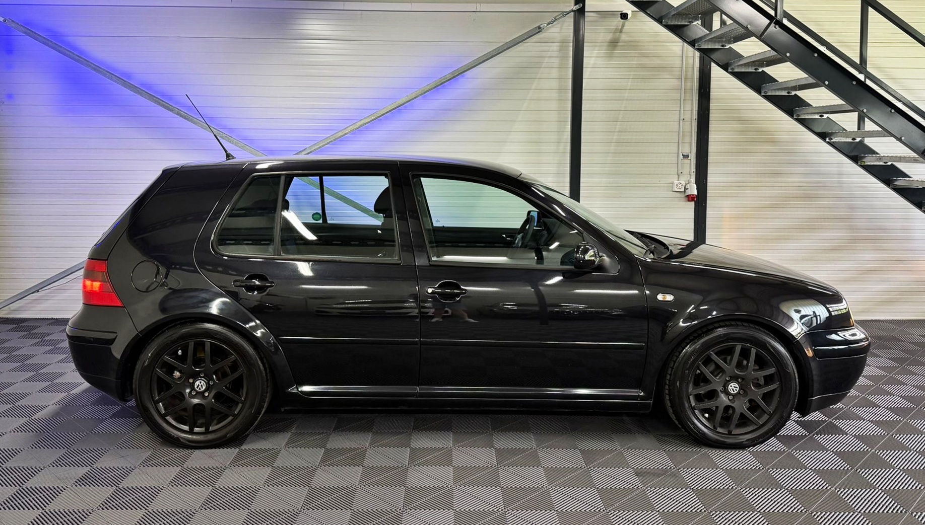 VW Golf 1.8 T GTI-showroom-element-3