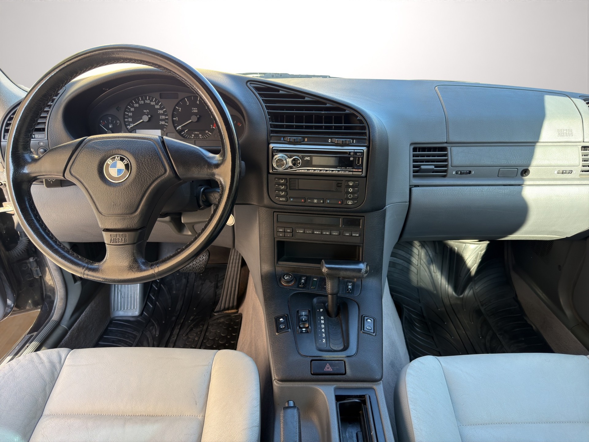 BMW 328i A Coupé-image-12