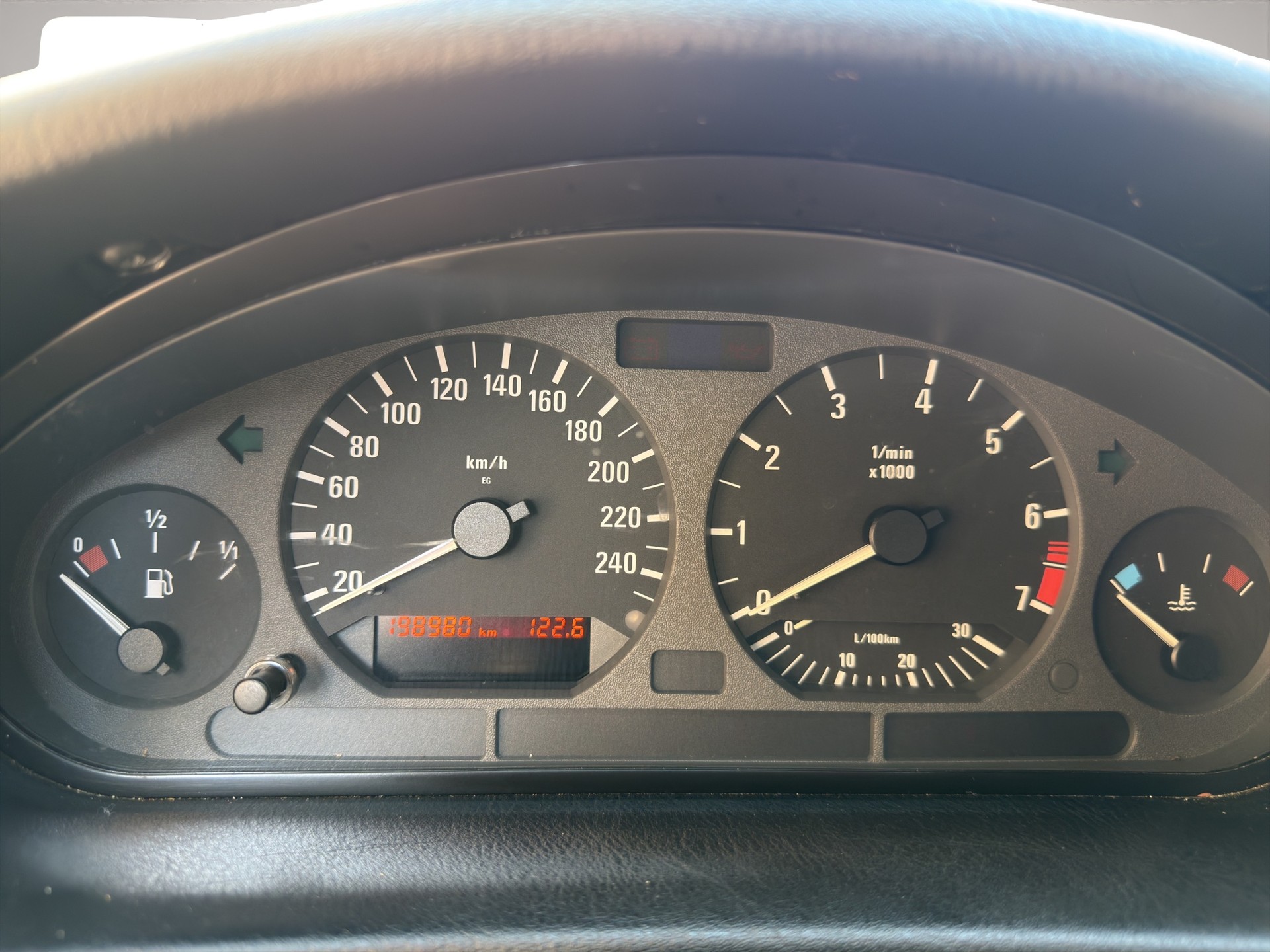 BMW 328i A Coupé-image-10