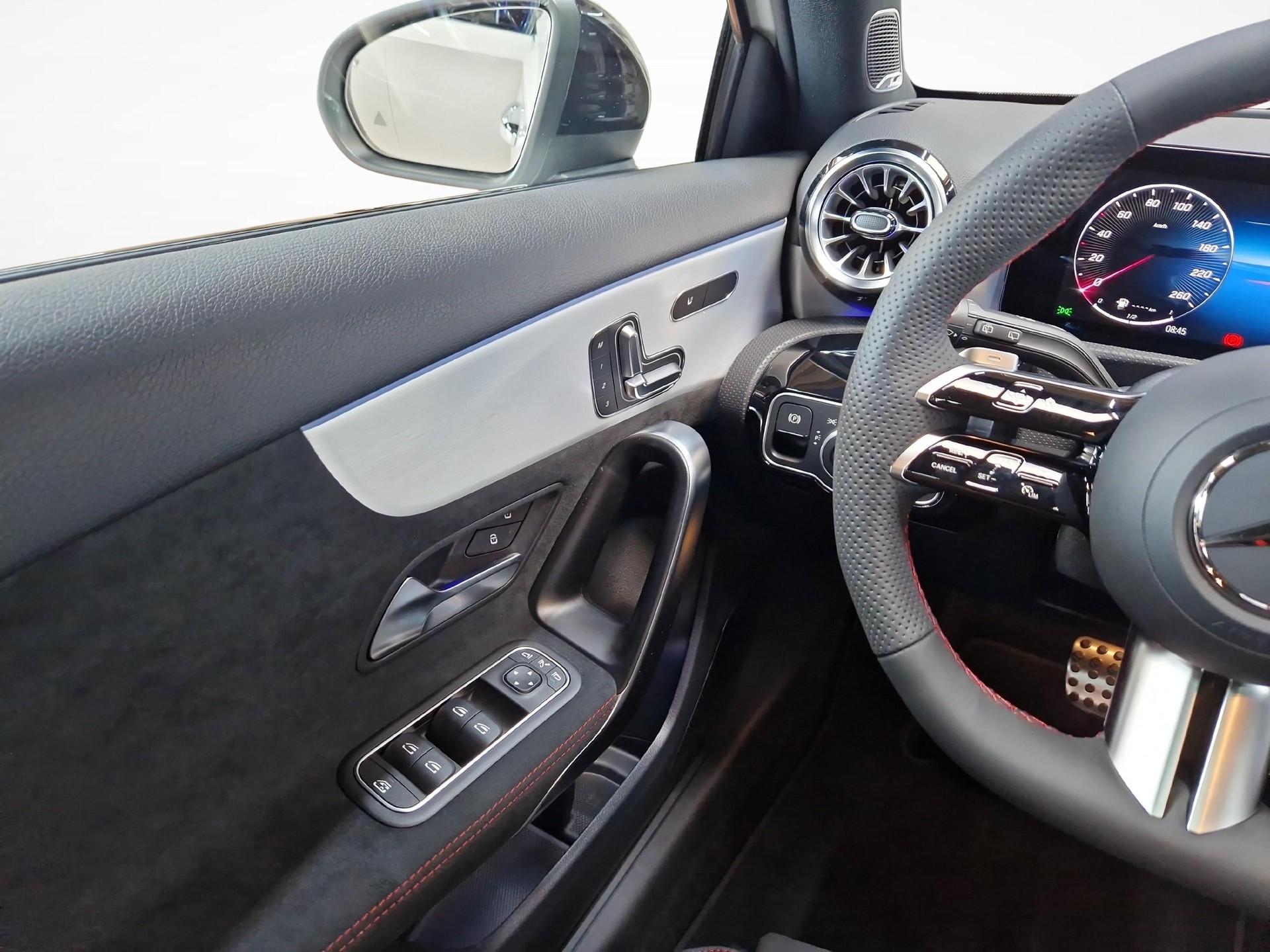 MERCEDES-BENZ A 200 Night Star AMG Line-image-7