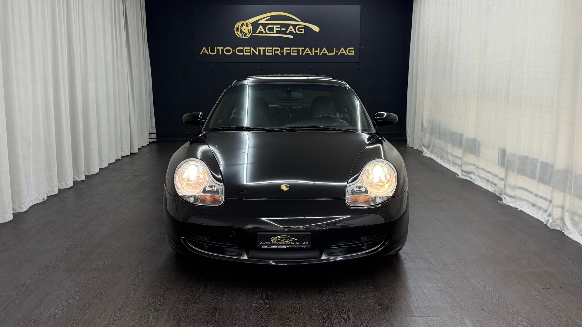 PORSCHE 911 Carrera-showroom-element-1