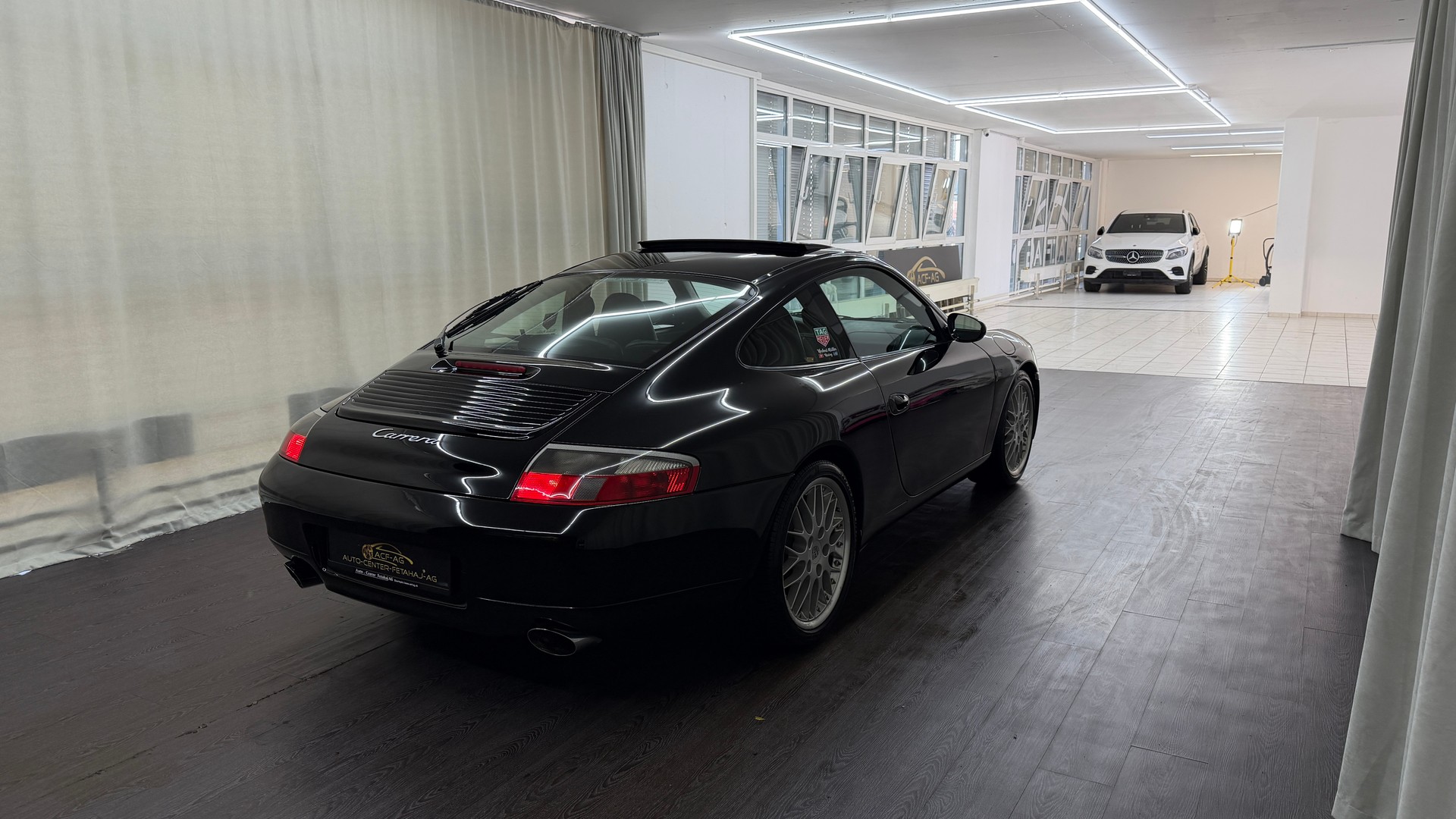 PORSCHE 911 Carrera-showroom-element-3